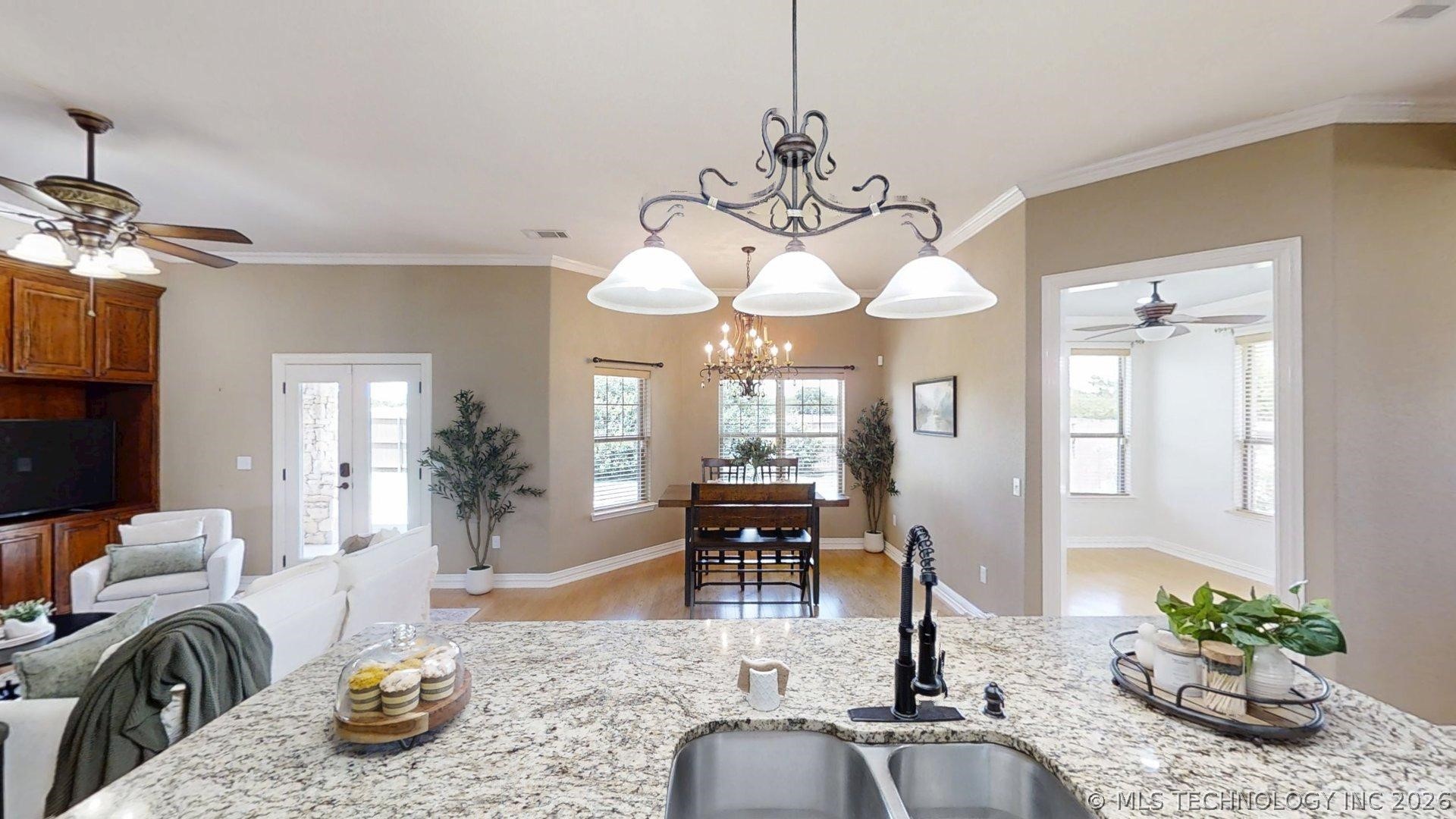 401 Wandering Way Property Photo 15