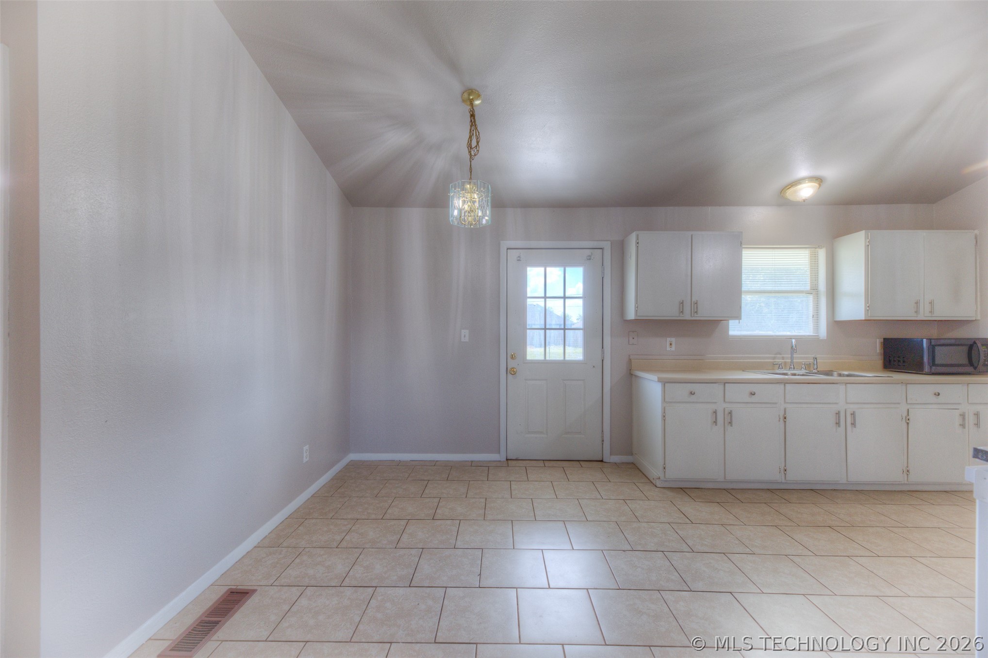 11737 N 194th East Avenue Property Photo 7