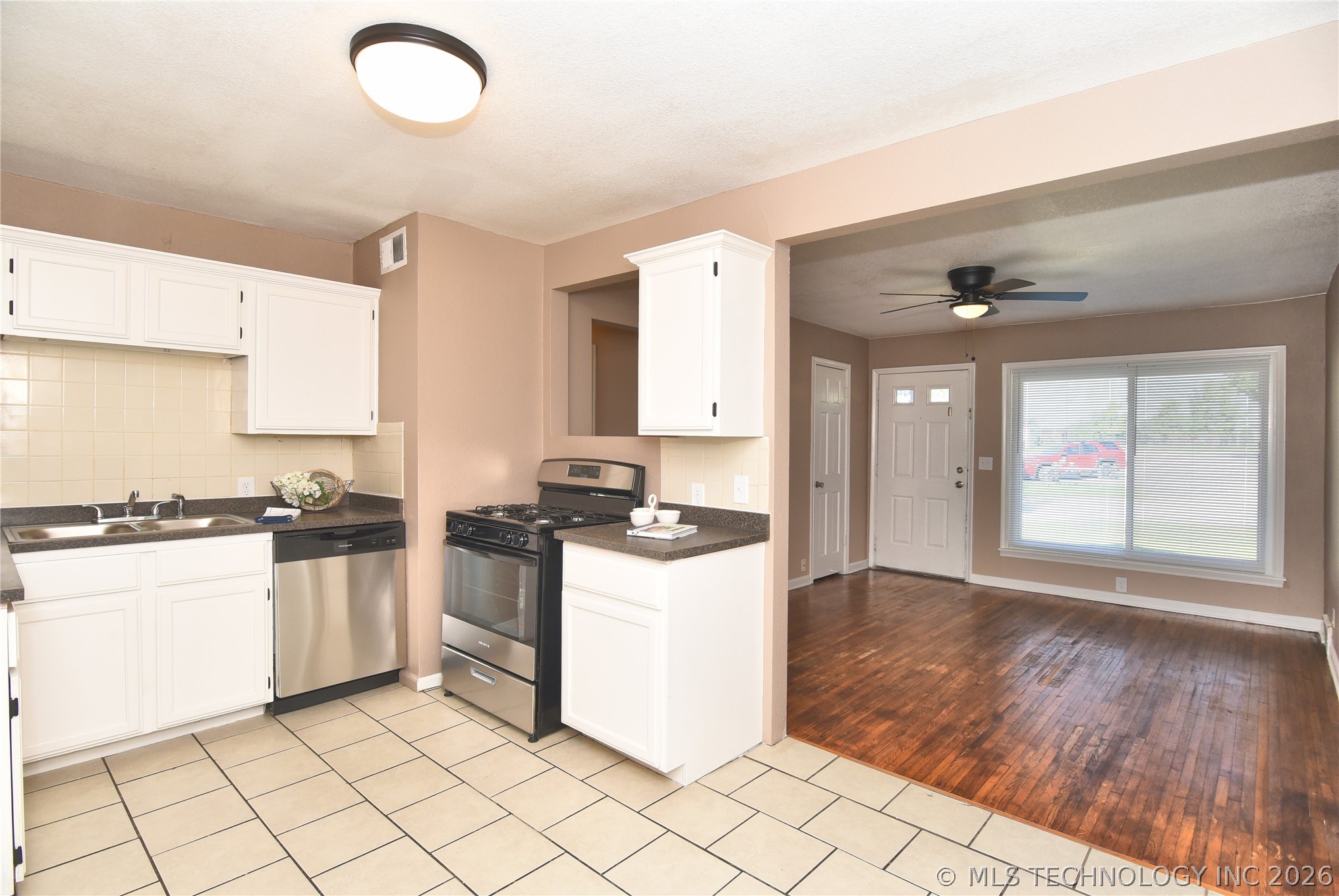 1035 N 68th East Avenue Property Photo 15