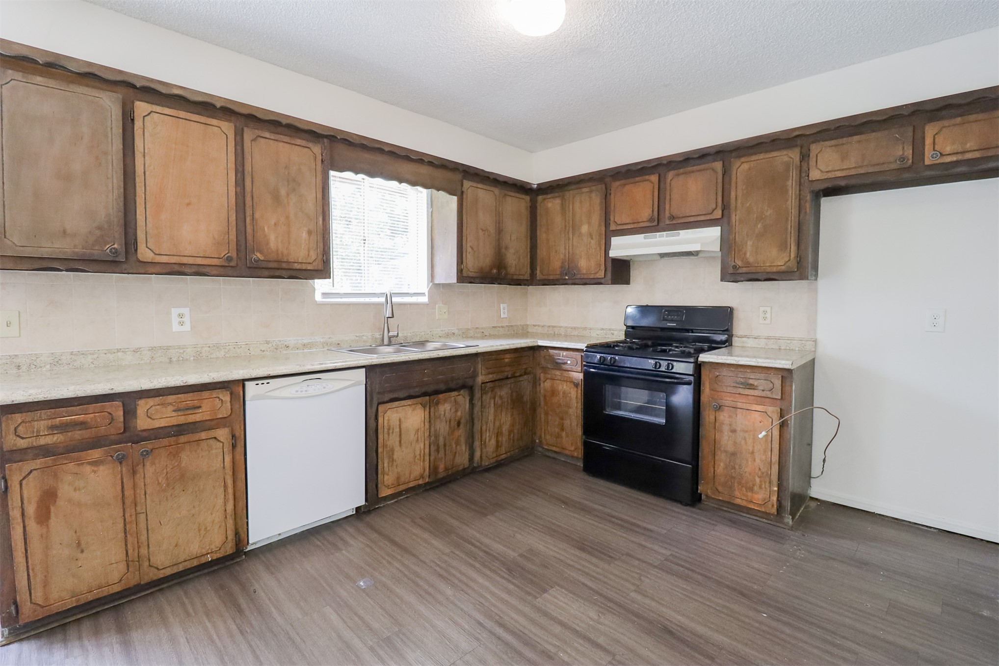 1628 S Sycamore Avenue Property Photo 6