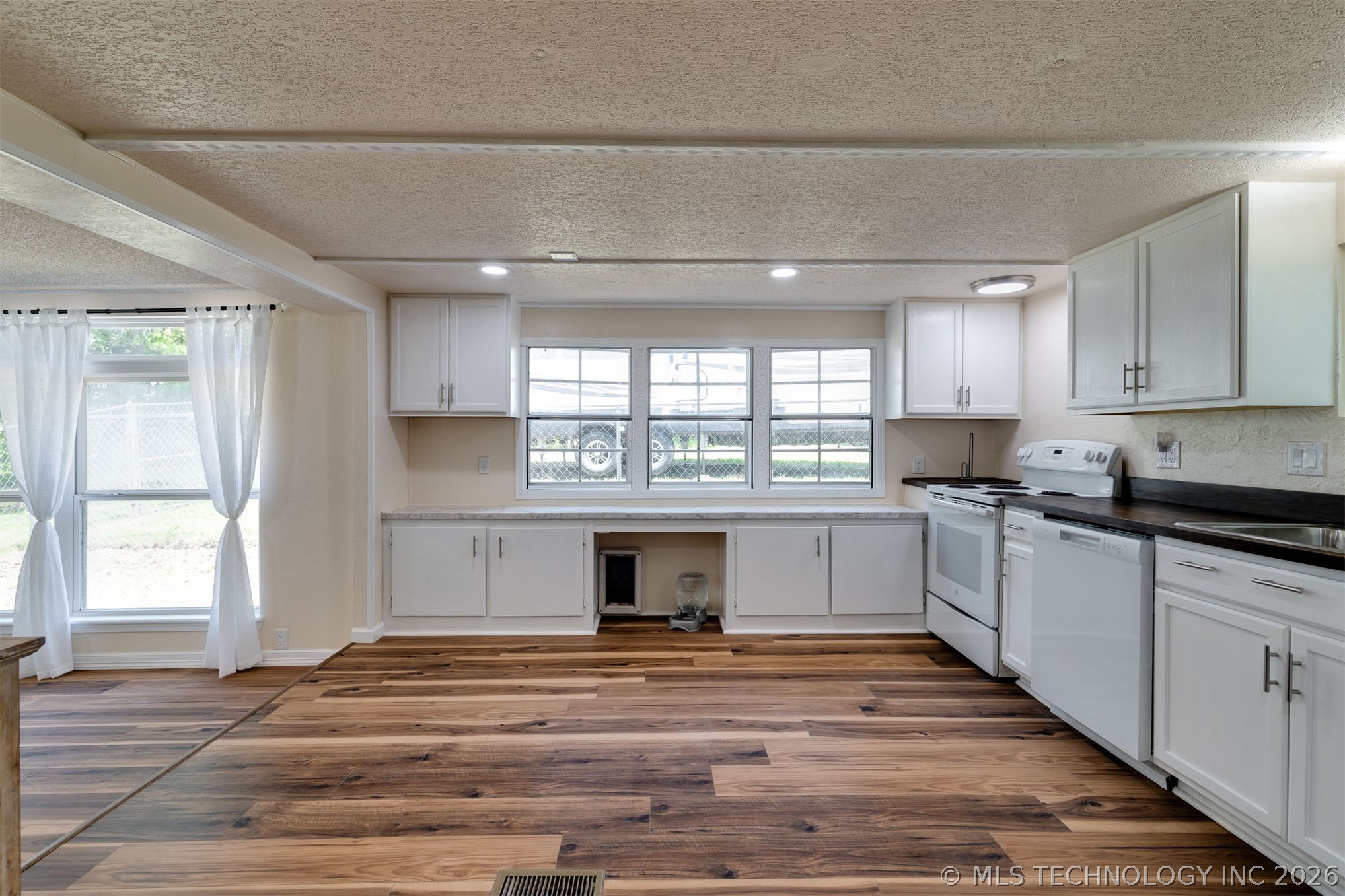9209 Sleepy Hollow Drive Property Photo 12