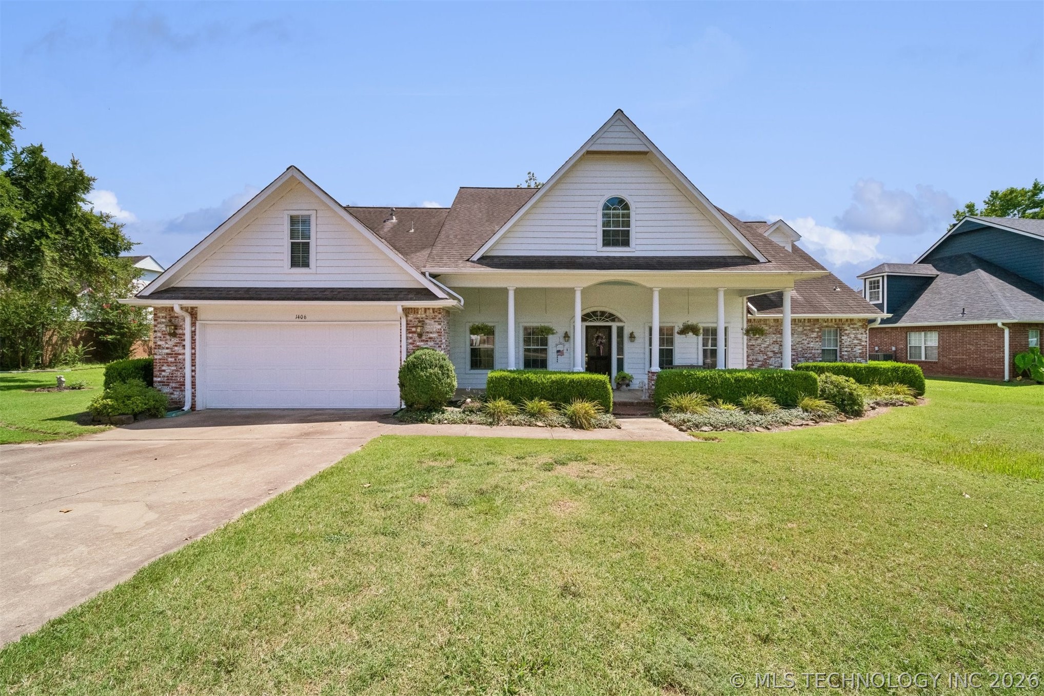 1406 Ne Oakridge Drive Property Photo 1