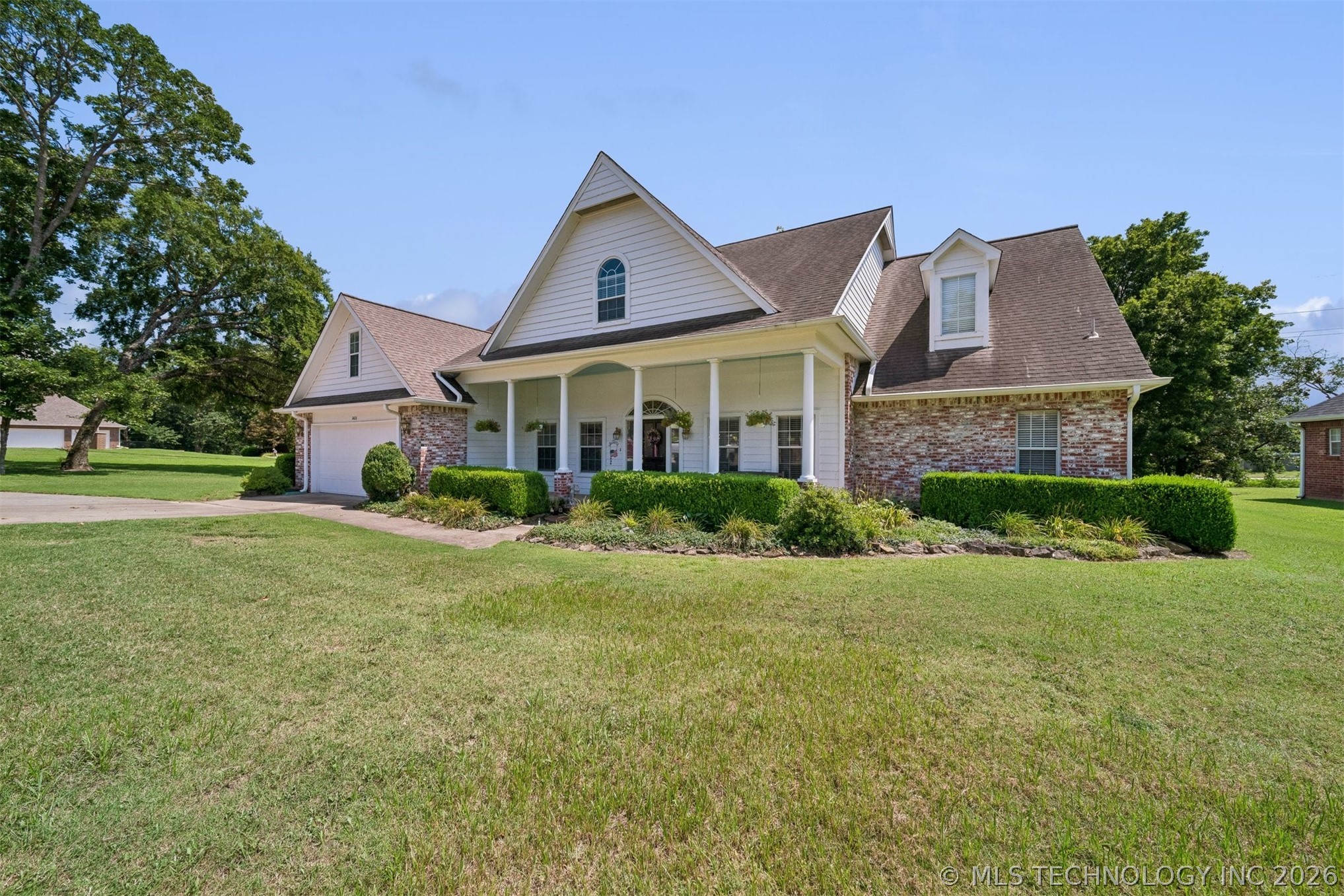 1406 Ne Oakridge Drive Property Photo 2