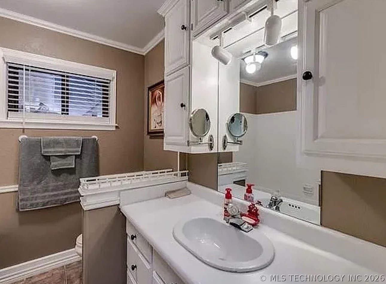 123 E Madison Street Property Photo 16