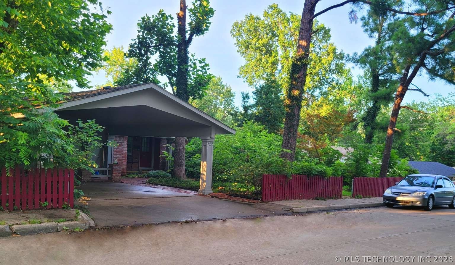 926 E 13th Street Property Photo 3