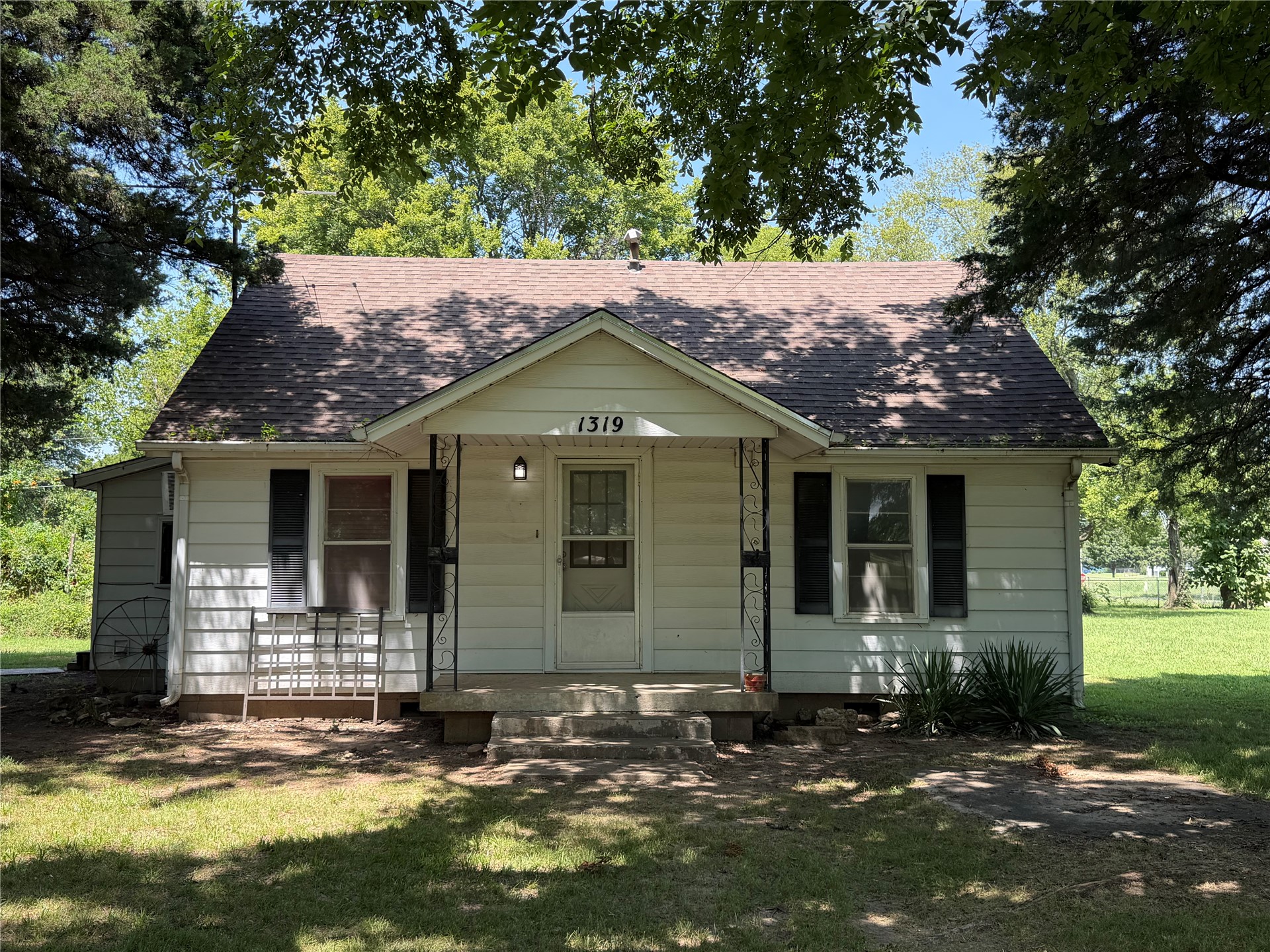 1319 E Modoc Avenue Property Photo 1