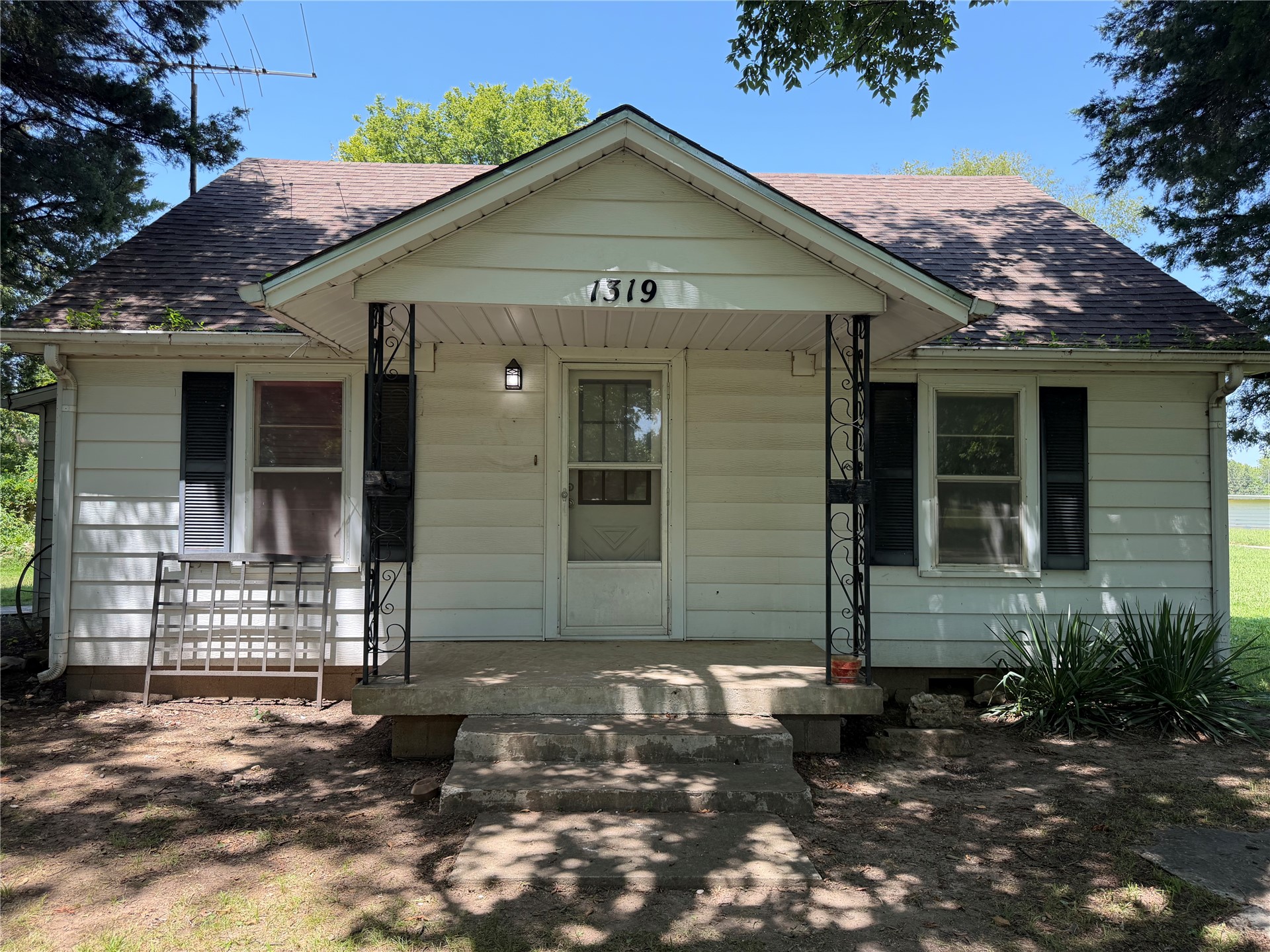 1319 E Modoc Avenue Property Photo 2