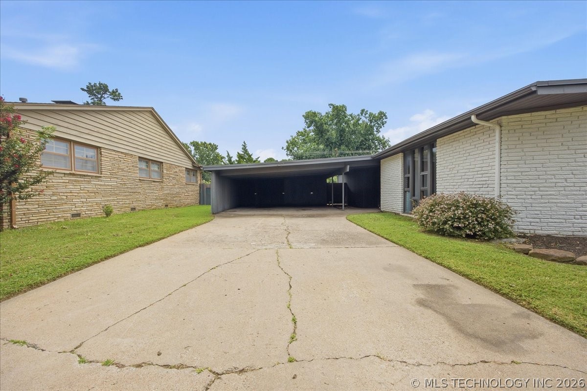 4217 S Darlington Place Property Photo 4