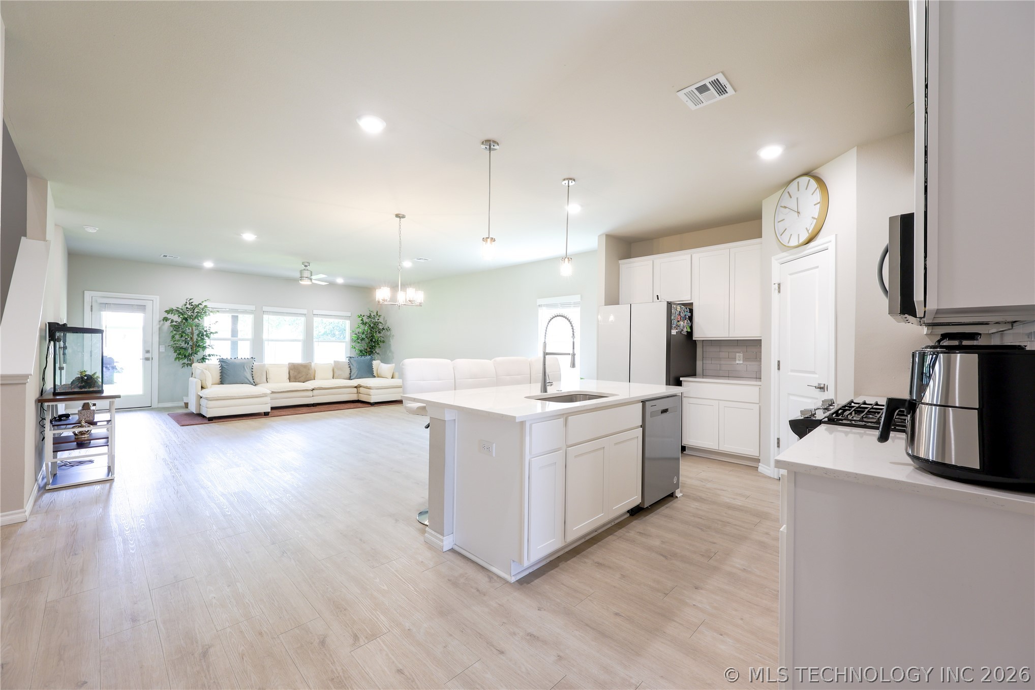 2416 W Birmingham Street Property Photo 4