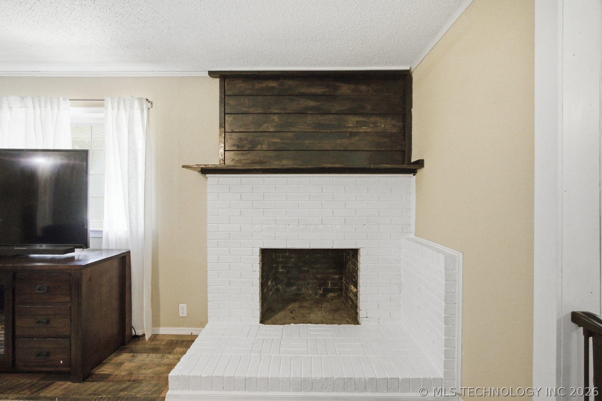 696 N Hickory Street Property Photo 6