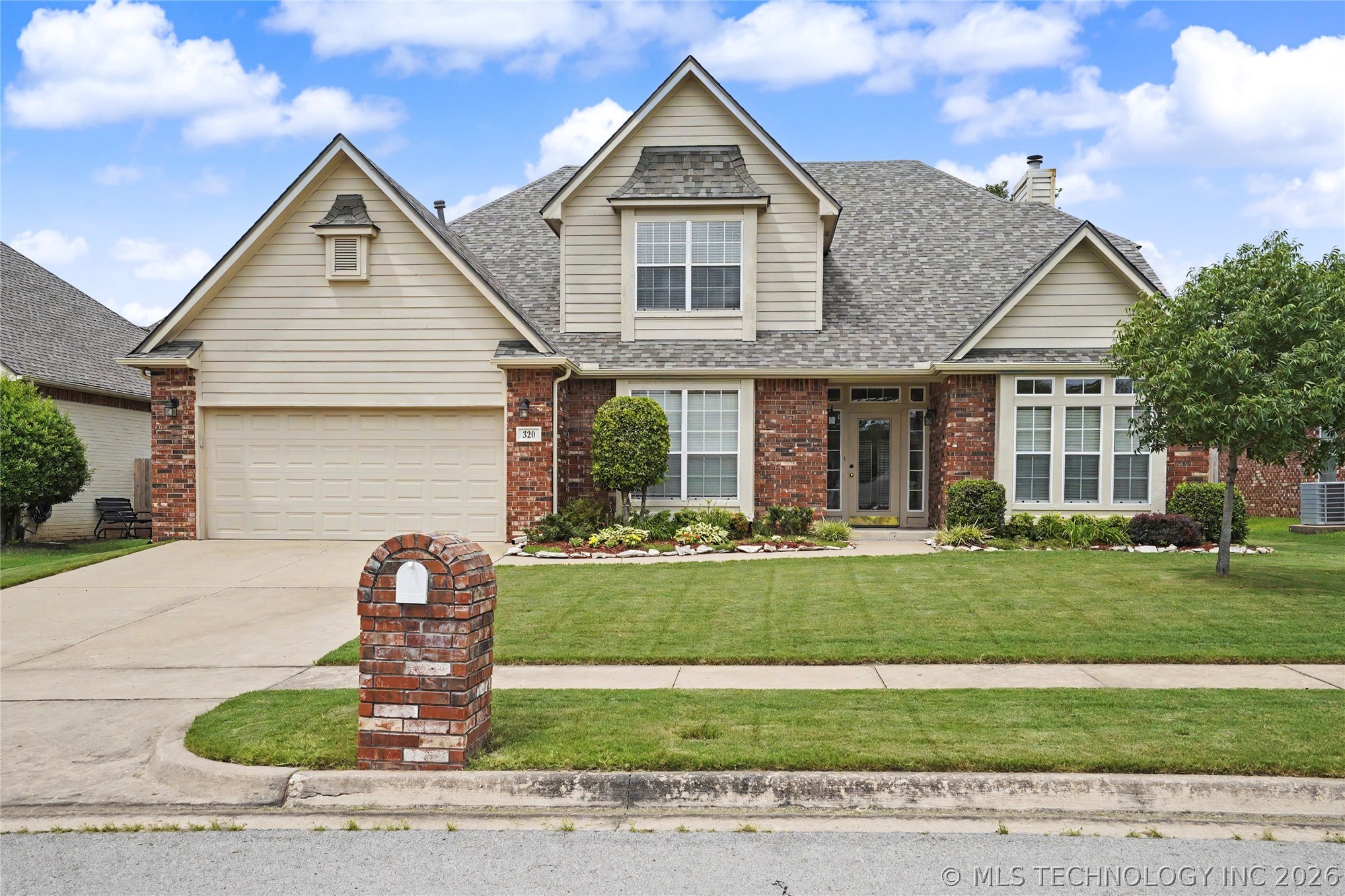 320 N Willow Avenue Property Photo