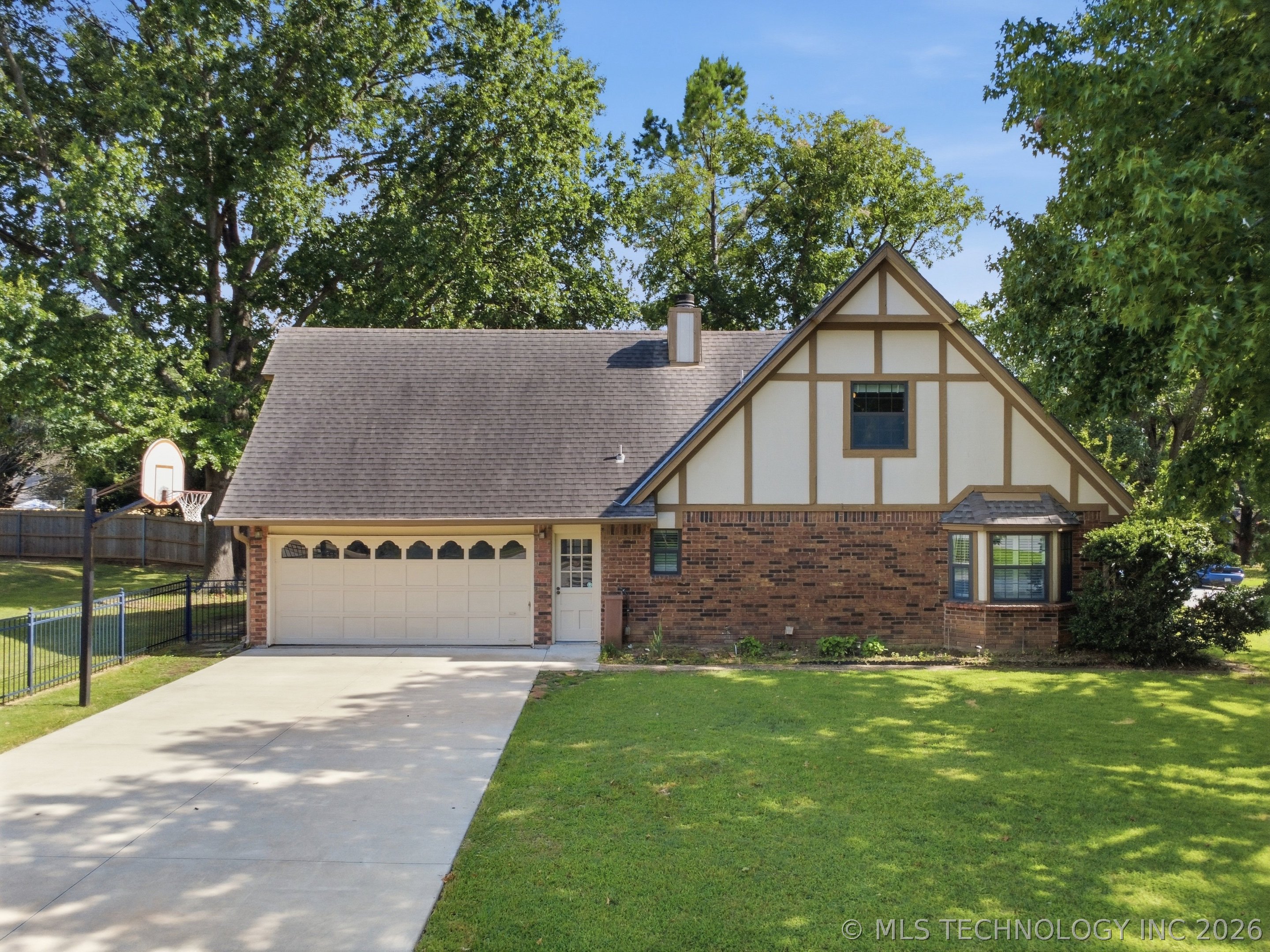 8117 S Quebec Avenue Property Photo 4