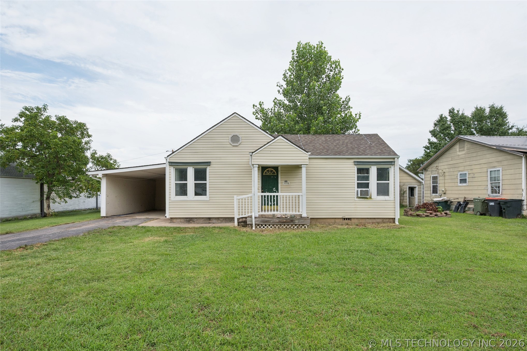 611 W 6th Street Property Photo 2