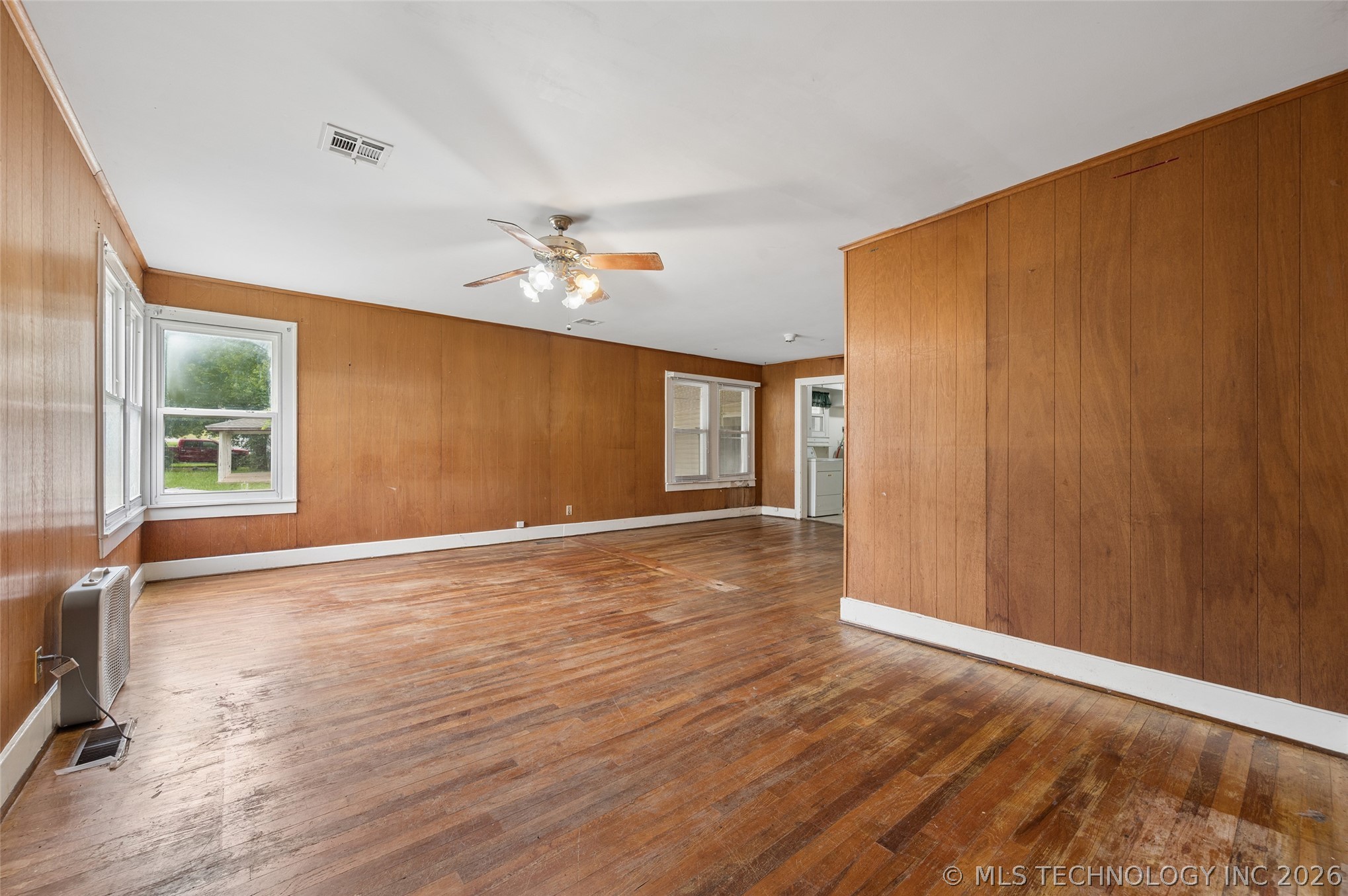 611 W 6th Street Property Photo 5