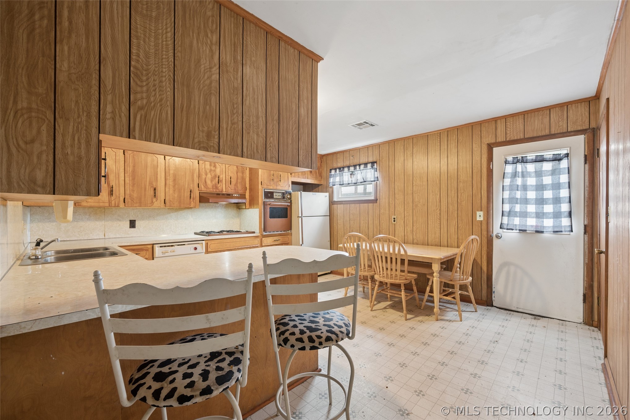 611 W 6th Street Property Photo 9