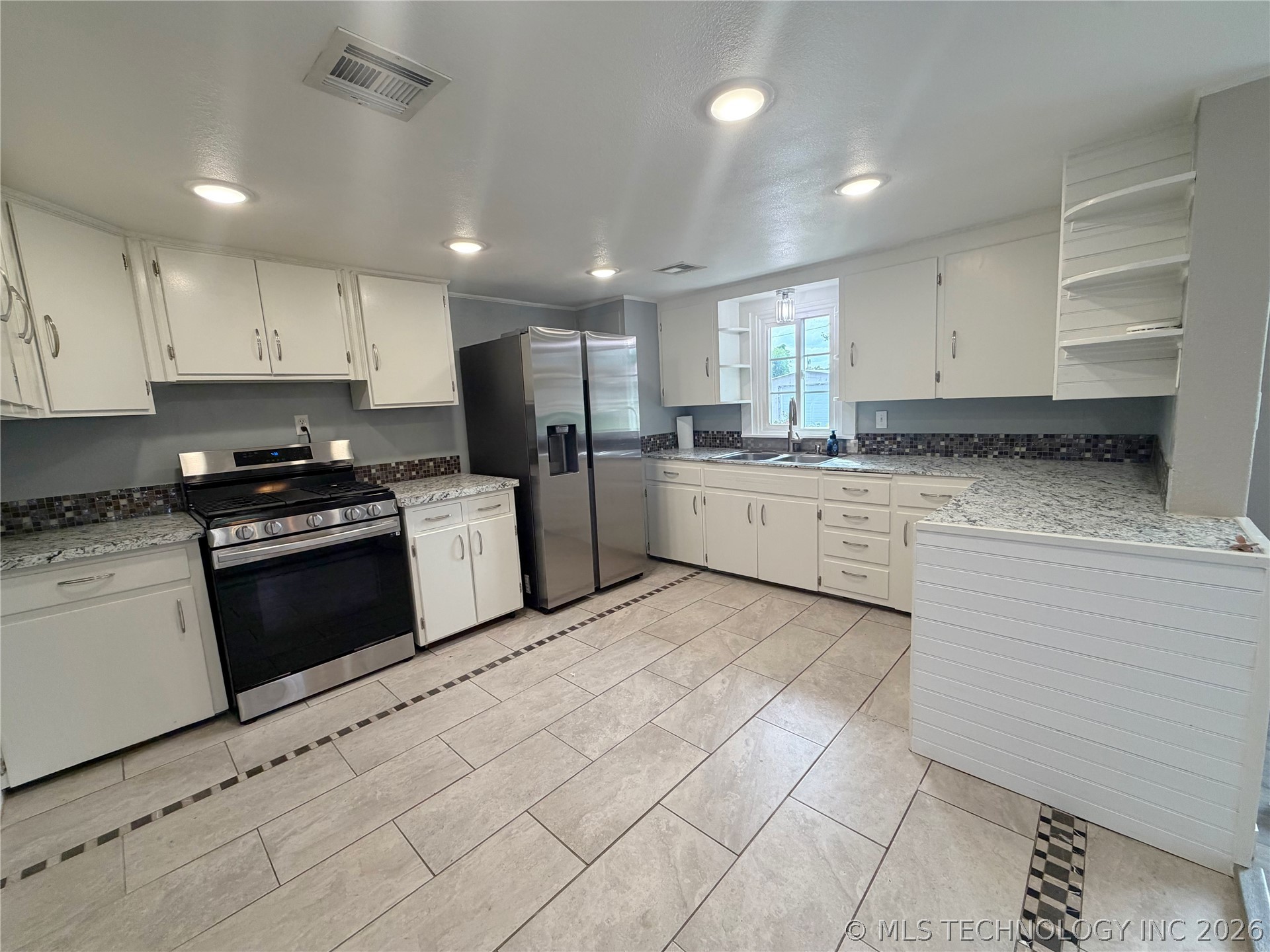 223 N Lee Street Property Photo 9