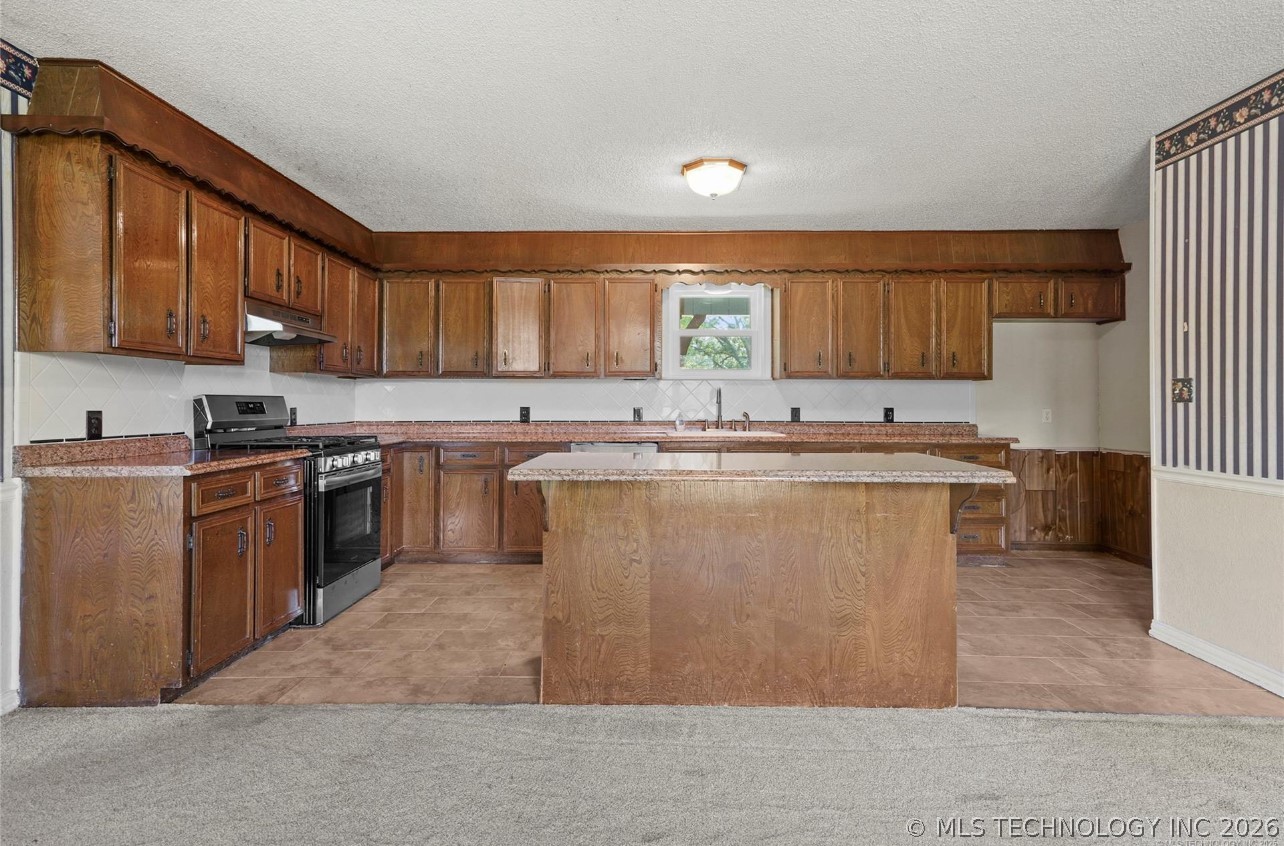 27208 E 41st Street S Property Photo 5