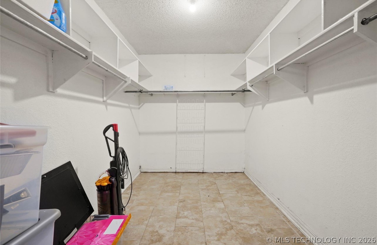27208 E 41st Street S Property Photo 12