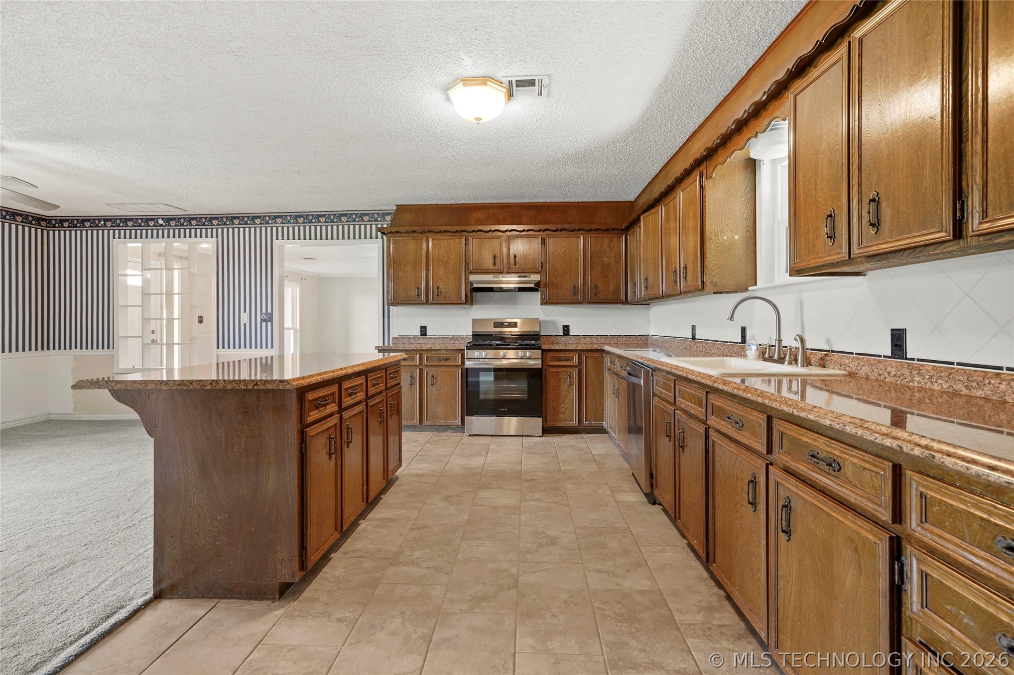 27208 E 41st Street S Property Photo 14