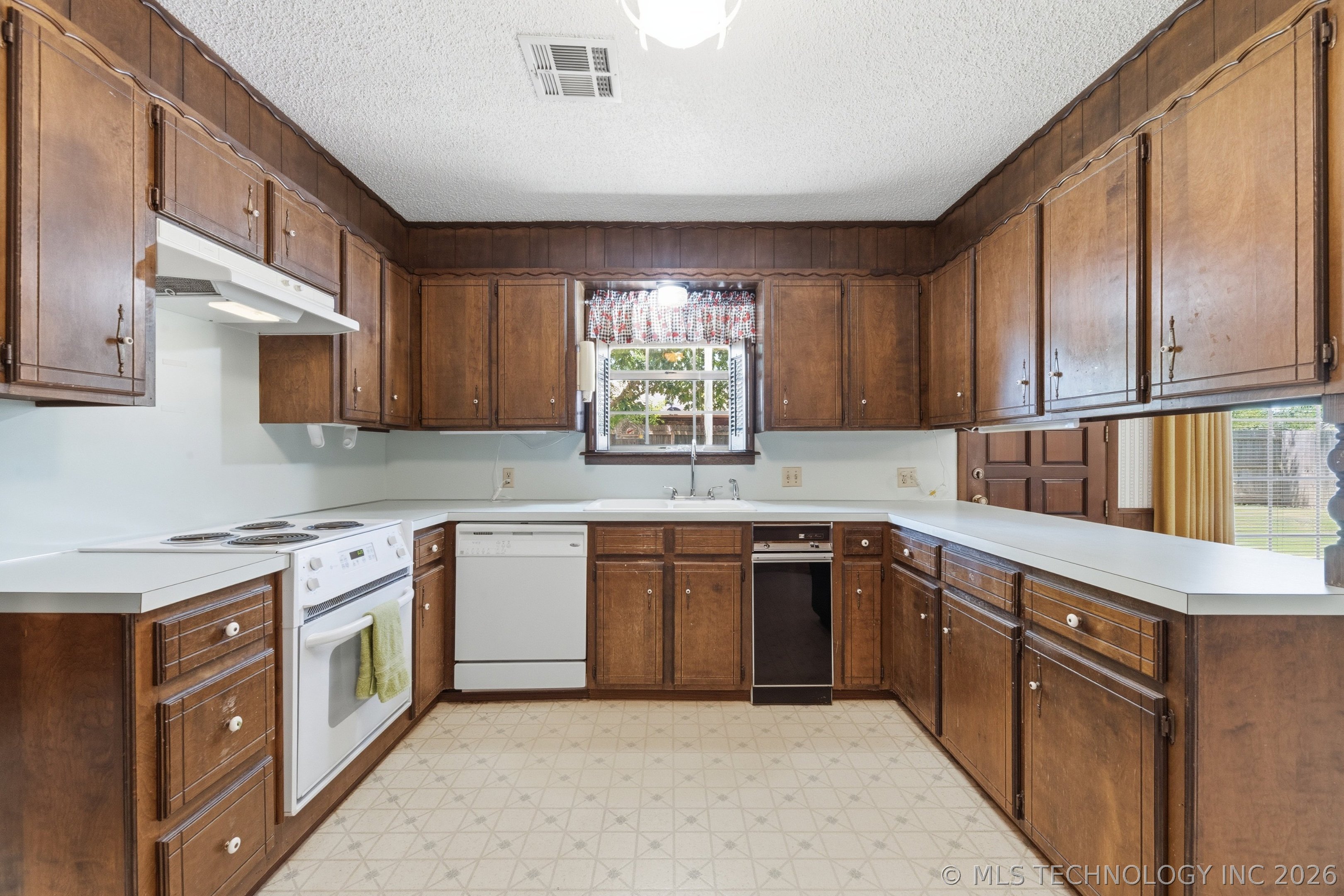 1077 Rolling Meadows Property Photo 6
