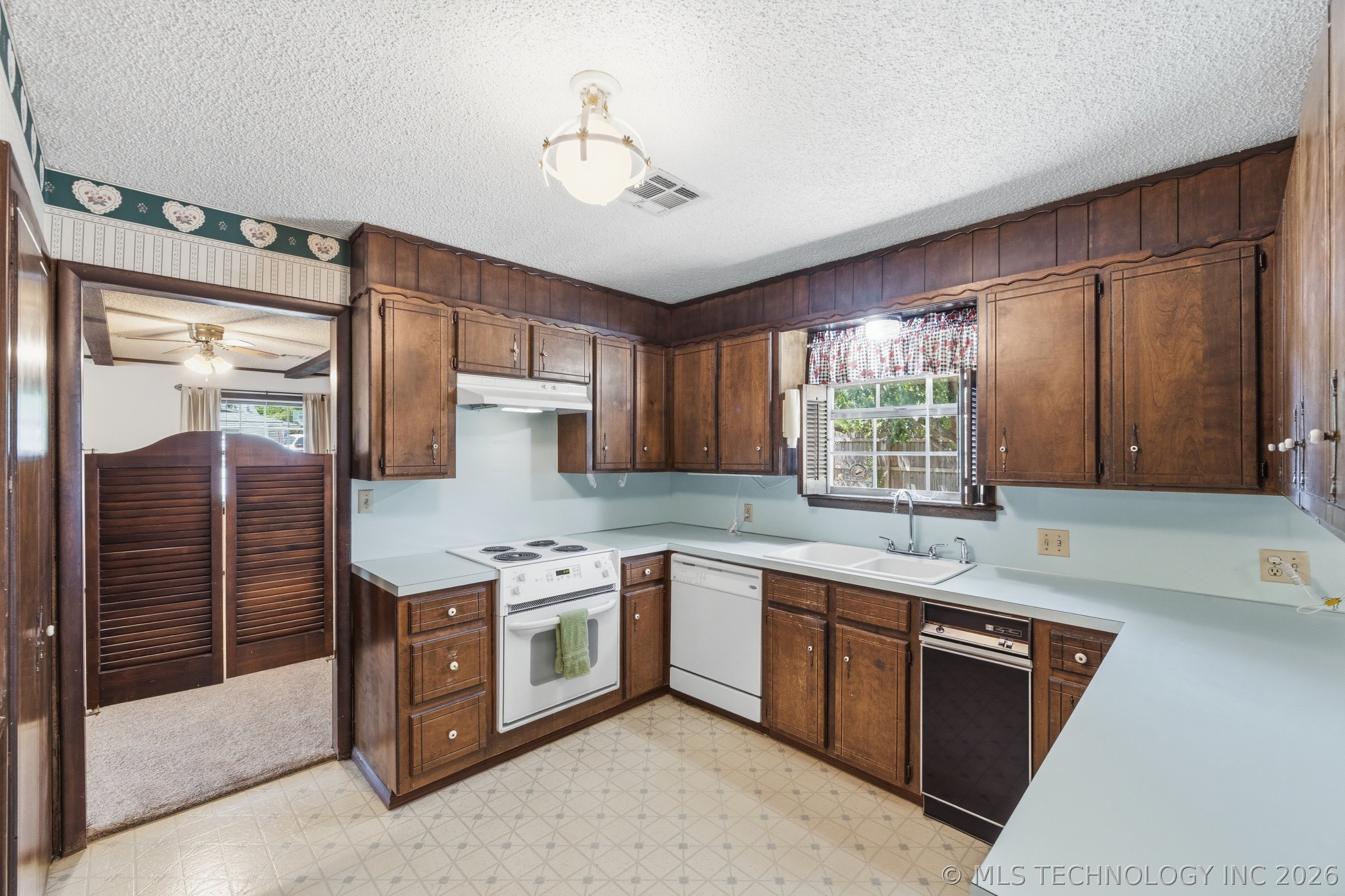 1077 Rolling Meadows Property Photo 7