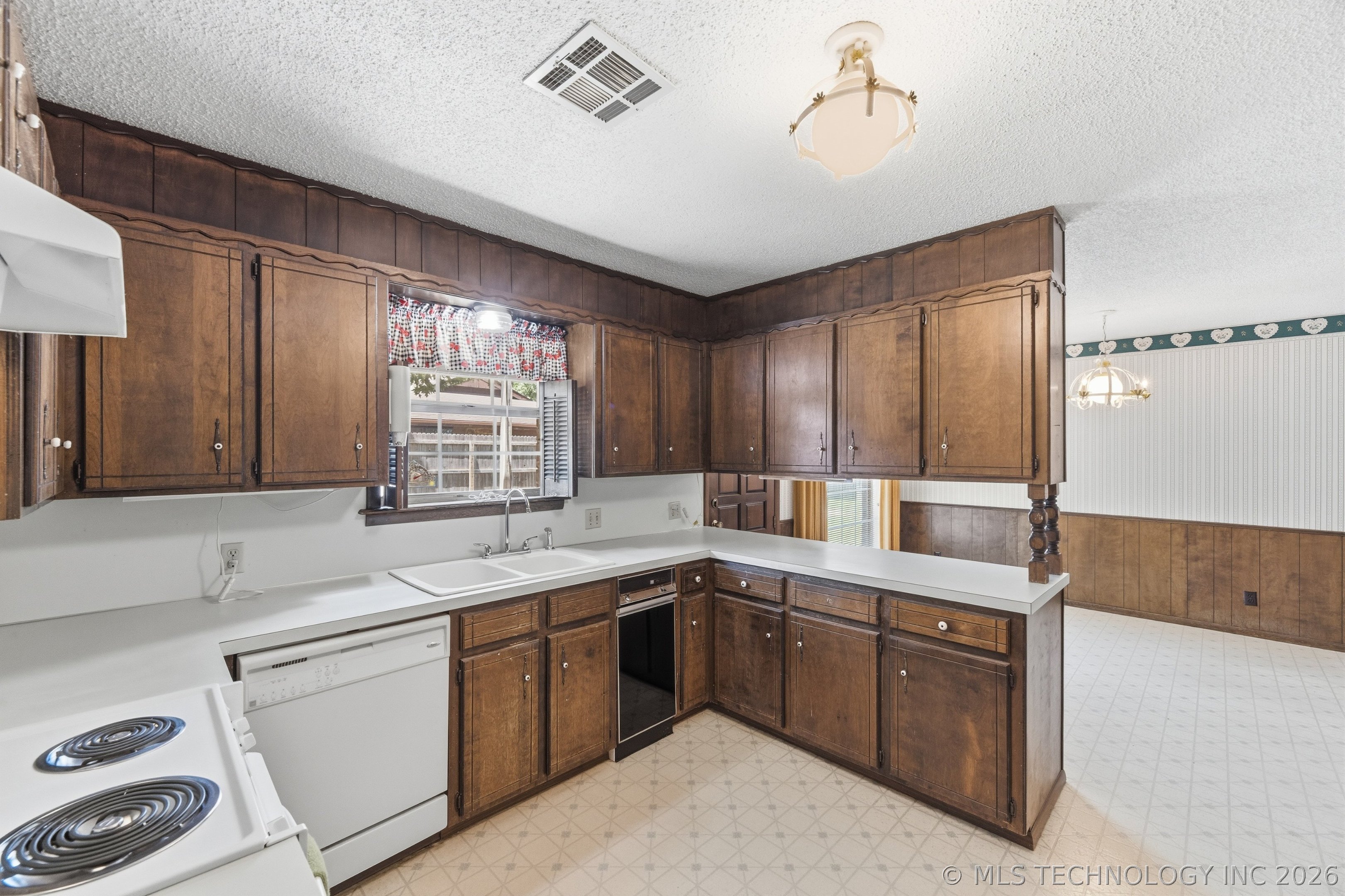 1077 Rolling Meadows Property Photo 8