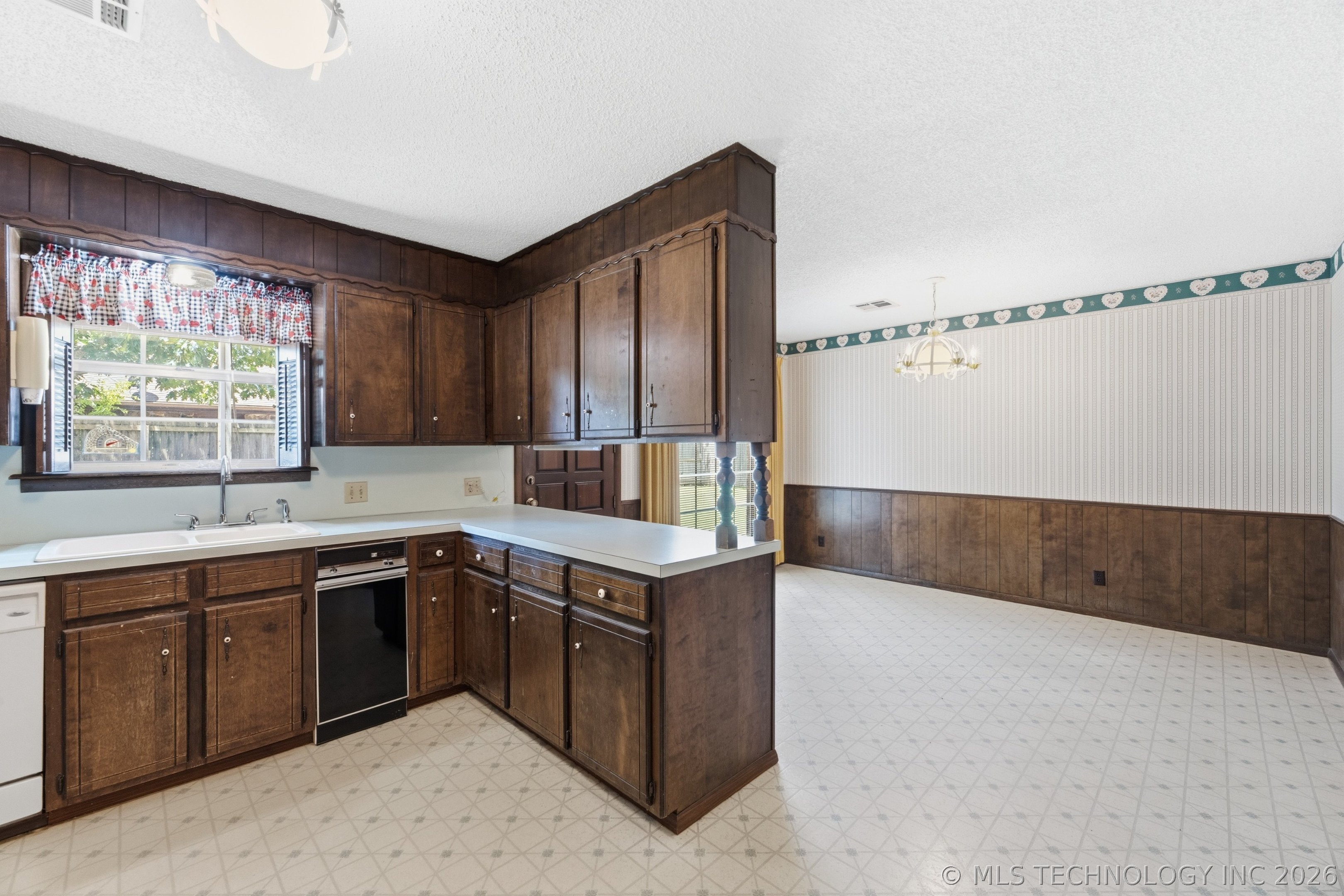 1077 Rolling Meadows Property Photo 10