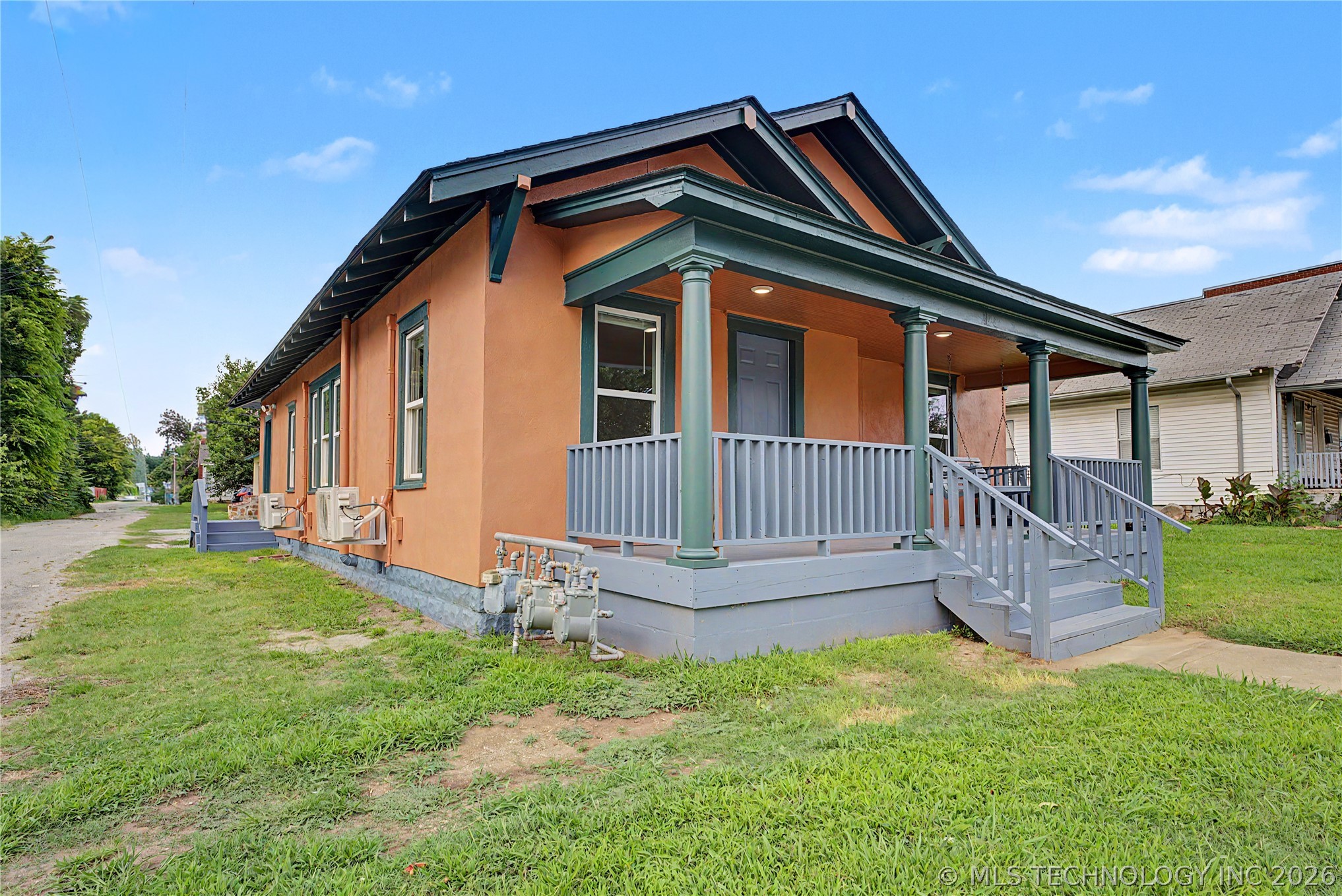 2015 E 2nd Street Property Photo 4