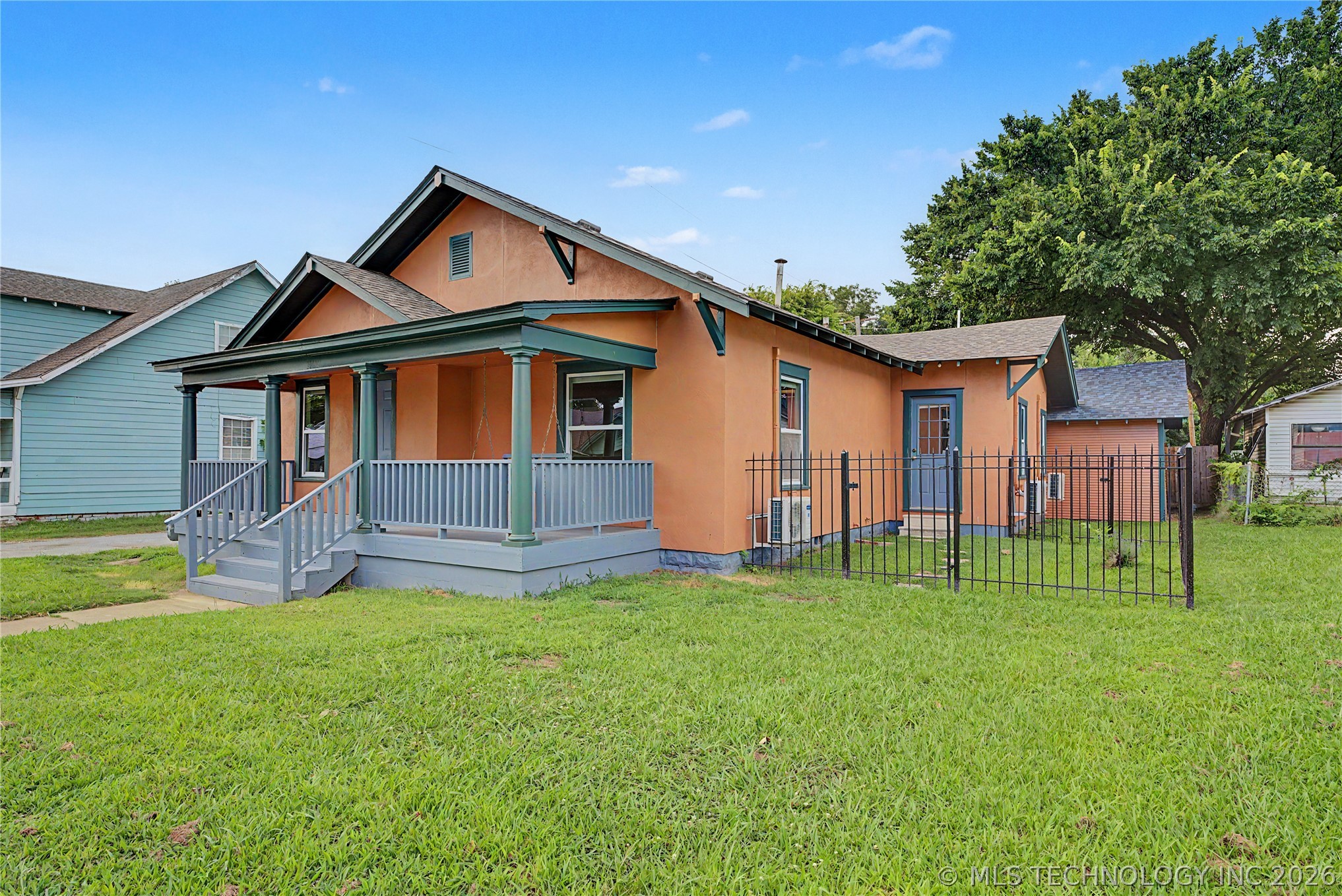 2015 E 2nd Street Property Photo 6