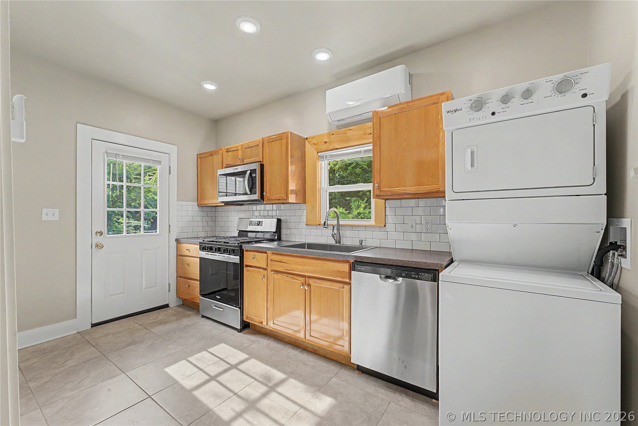 2015 E 2nd Street Property Photo 16