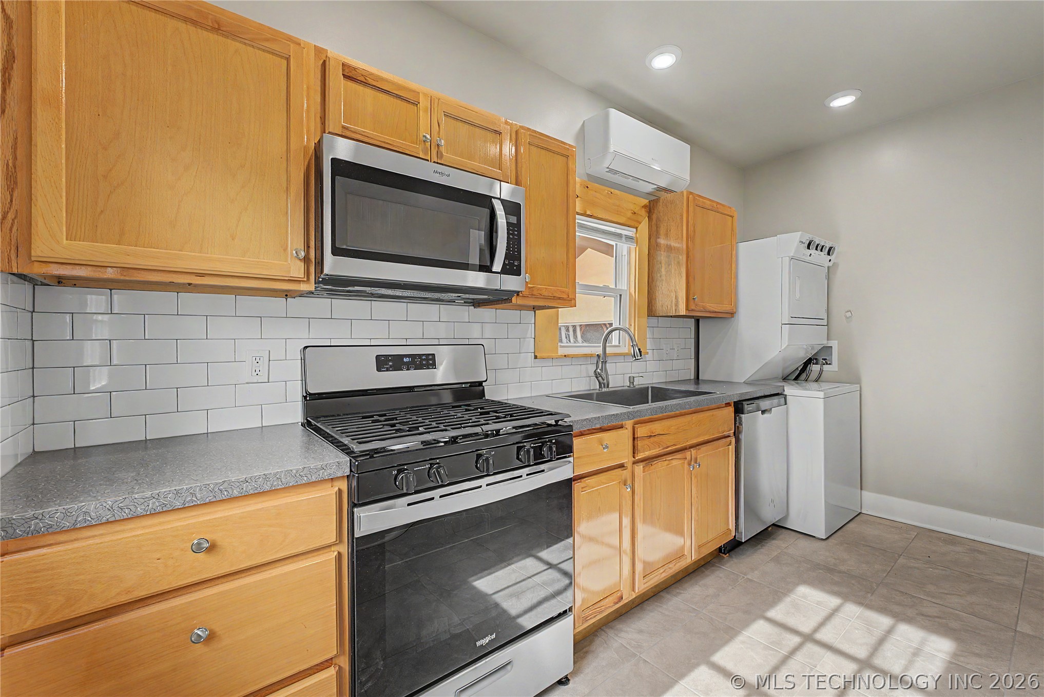 2015 E 2nd Street Property Photo 17