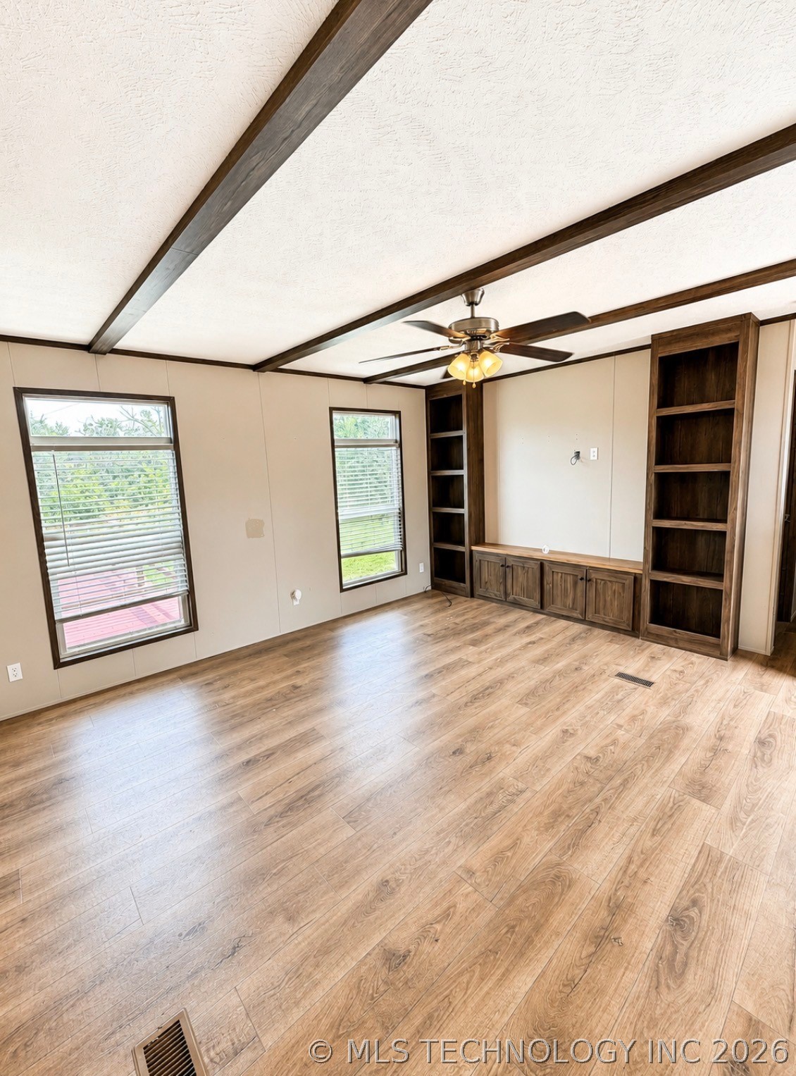 323 Swan Property Photo 4