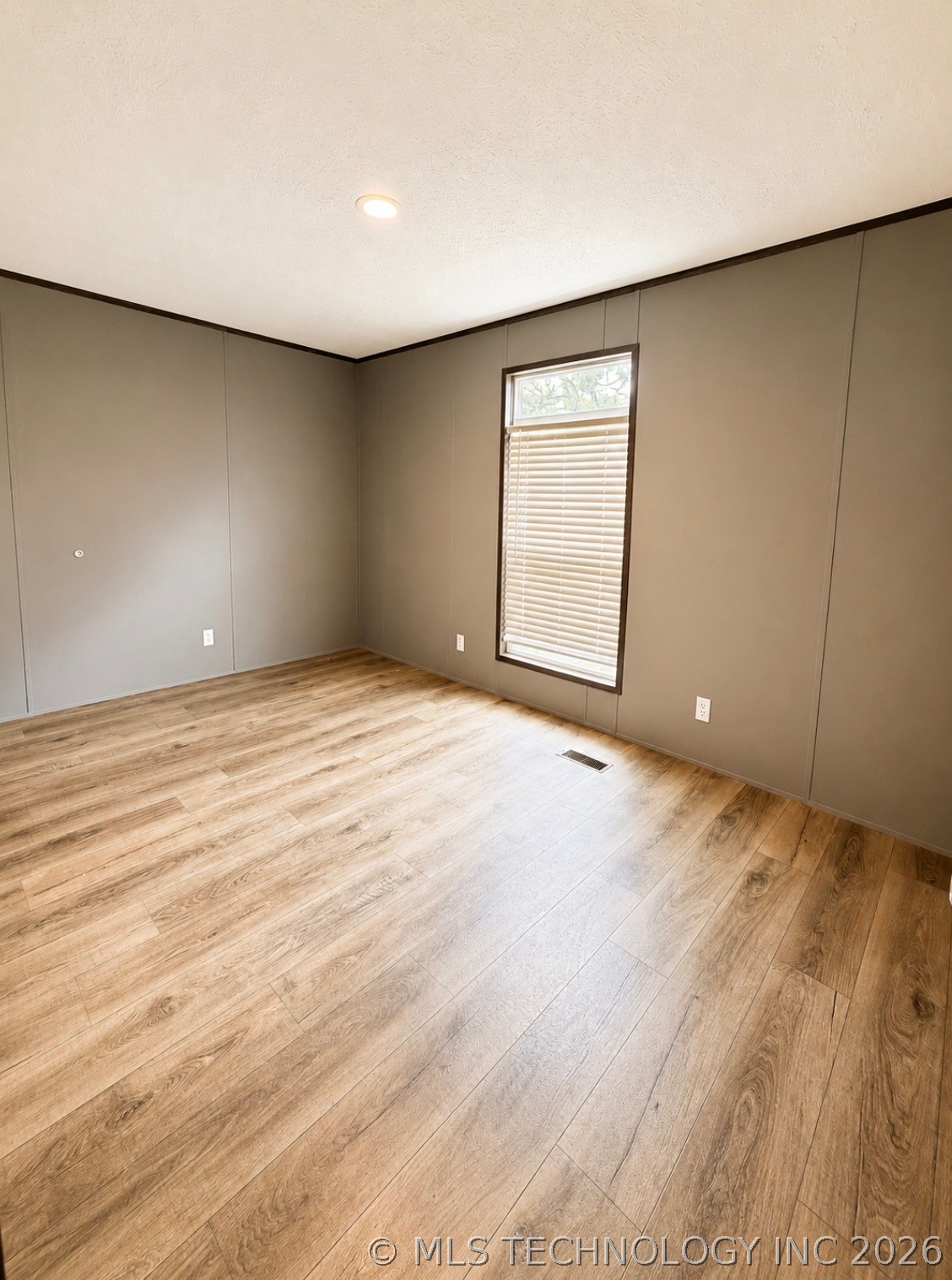 323 Swan Property Photo 8