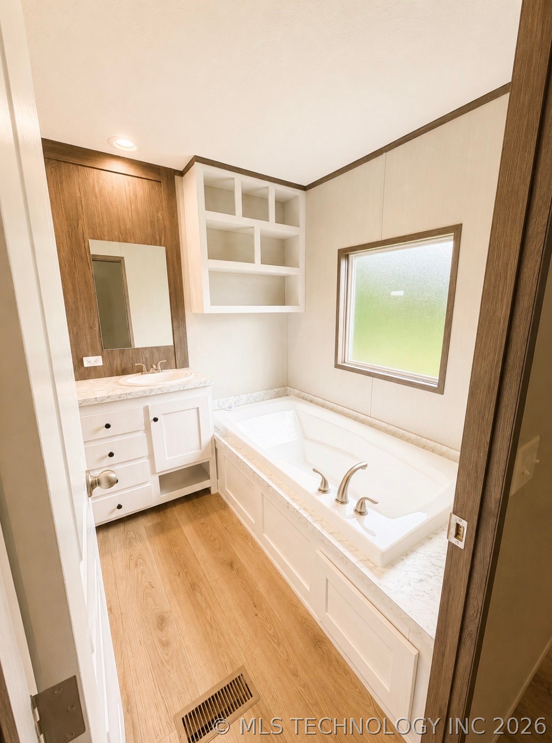 323 Swan Property Photo 14