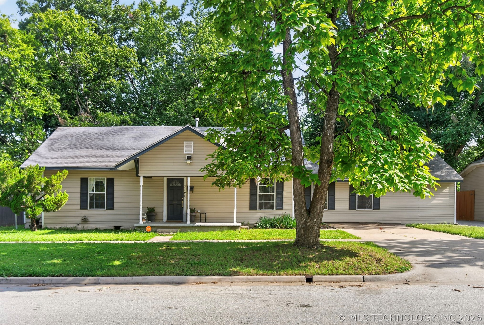 319 W Bryan Avenue Property Photo 2