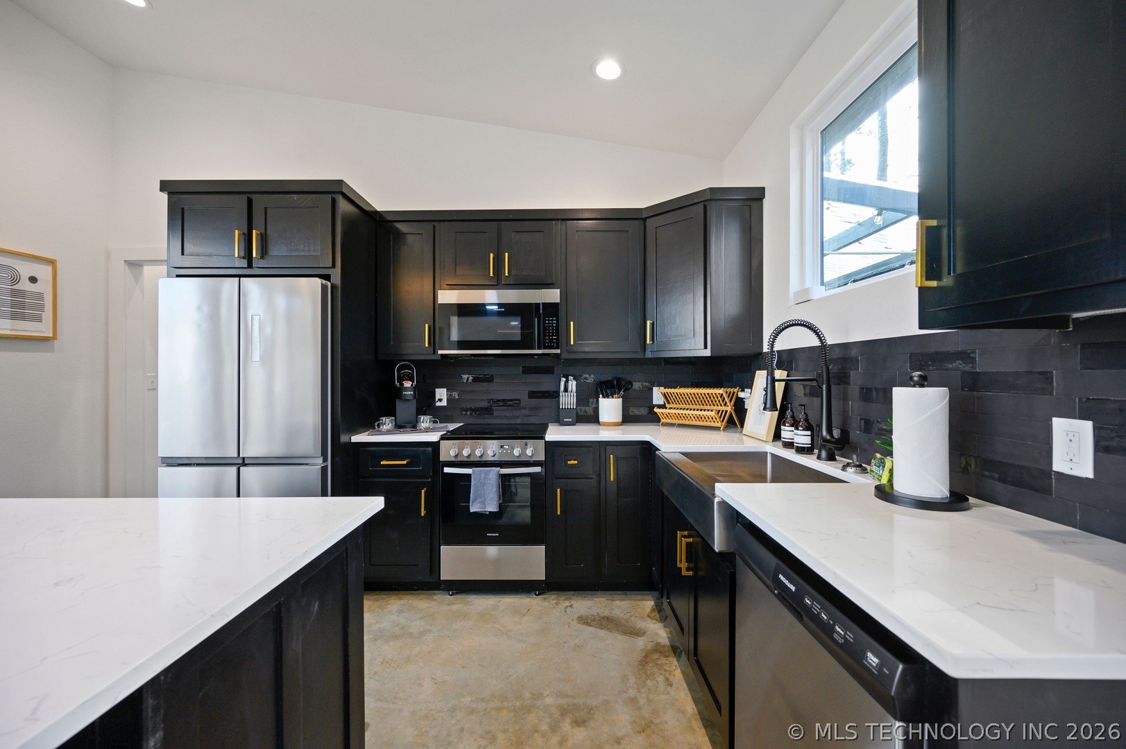 42 Happy Place Property Photo 6