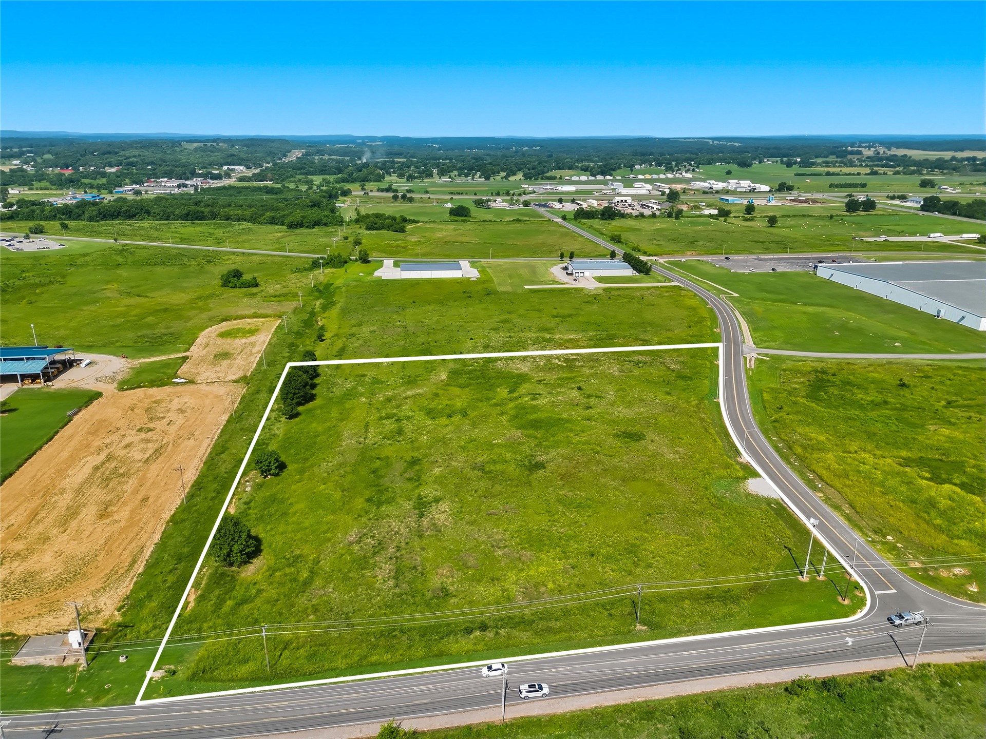 900 Airport Parkway Property Photo 1