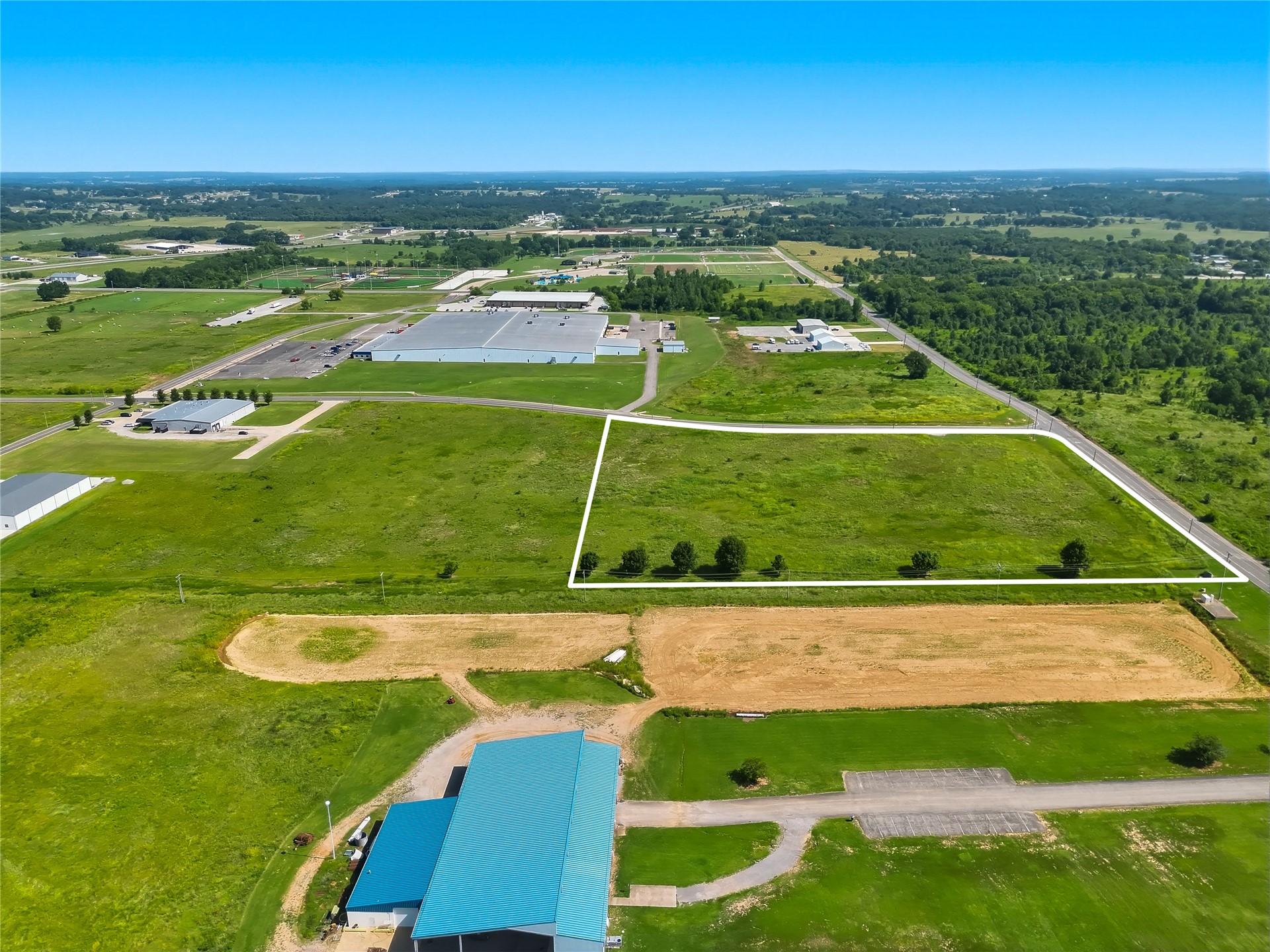 900 Airport Parkway Property Photo 3