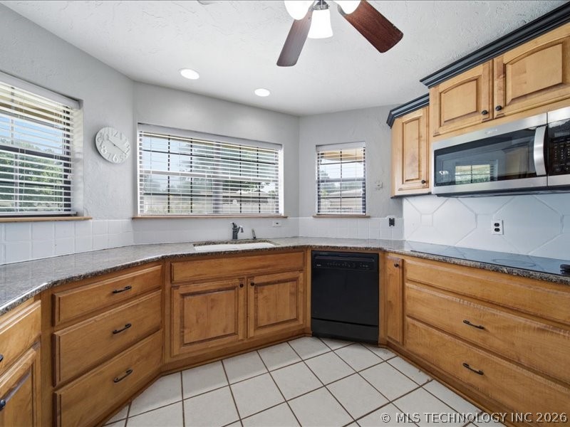 25 Village Circle Property Photo 7