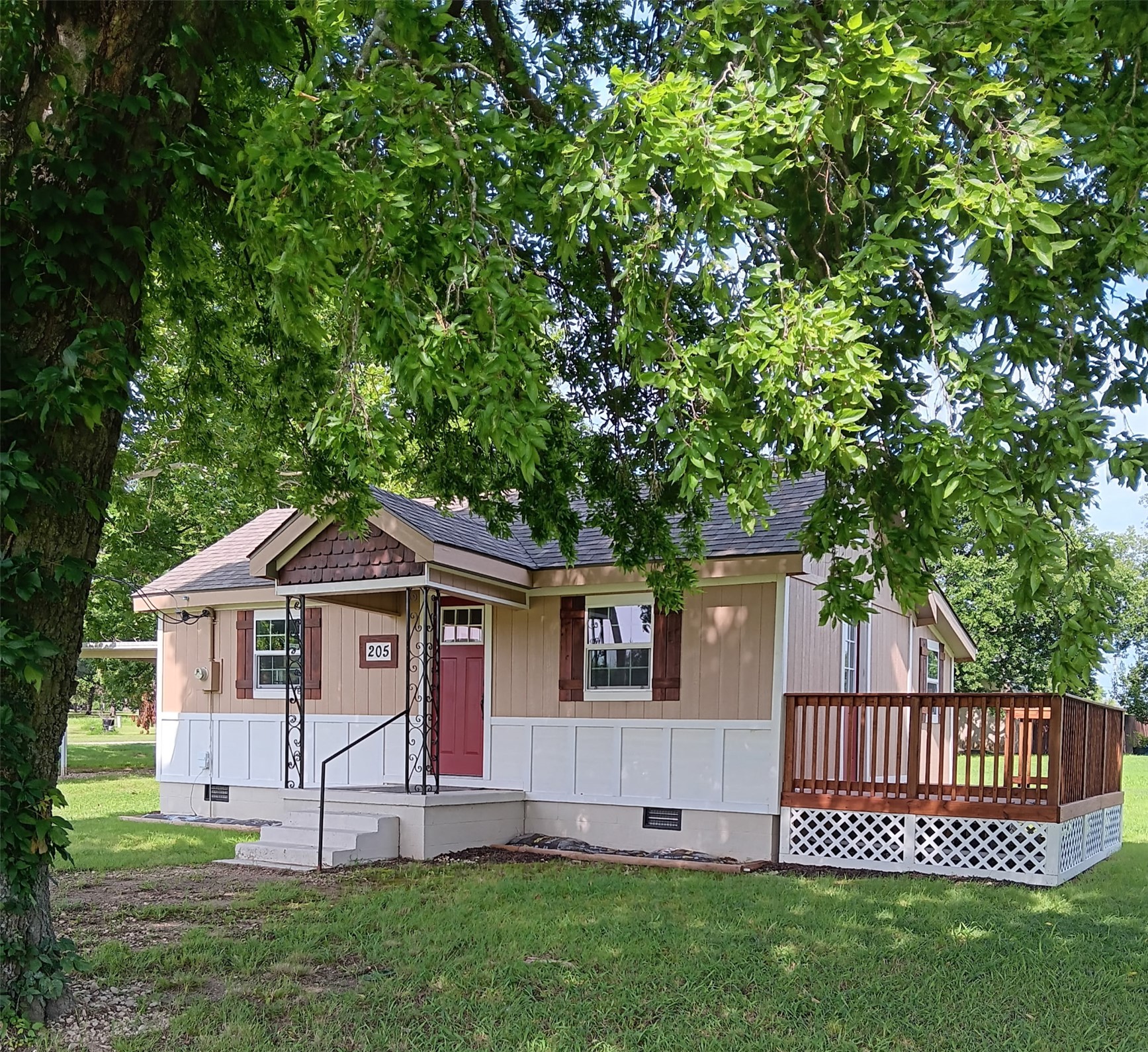 205 S Main Property Photo 2