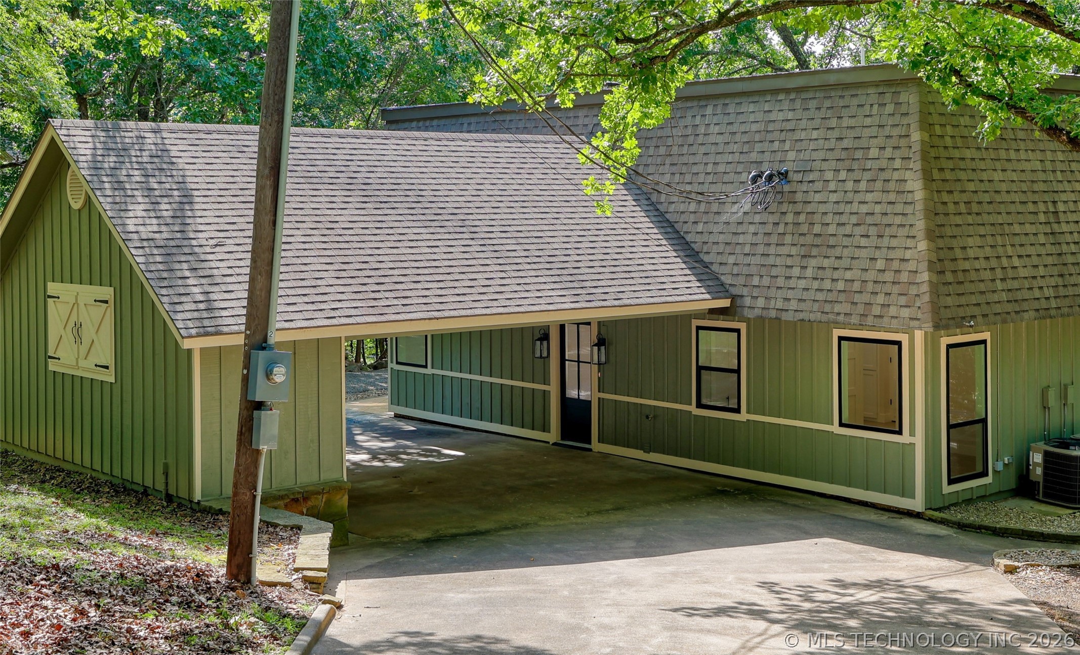 1296 Robin Hood Property Photo 4