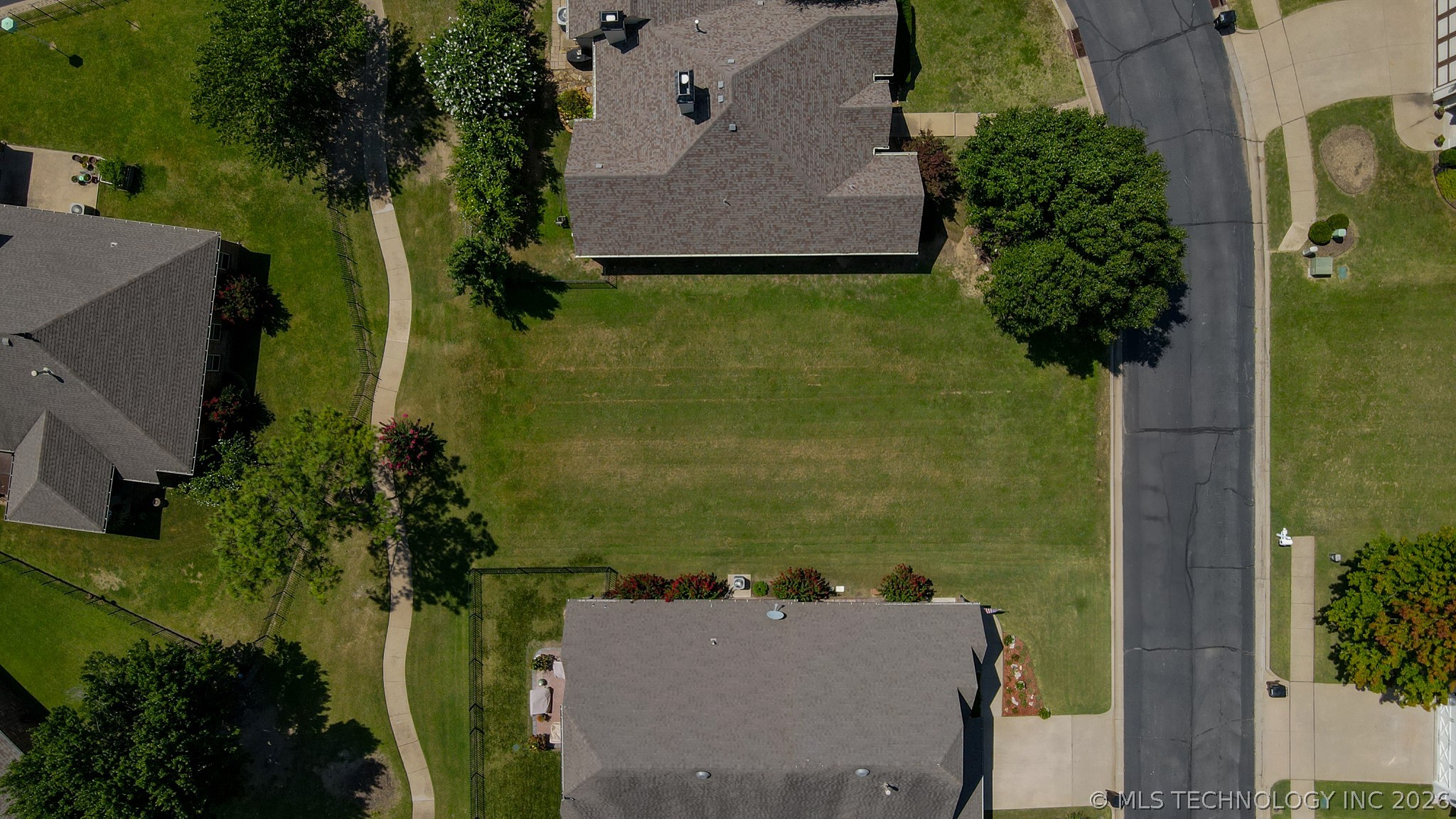 3905 N Pine Avenue Property Photo 2