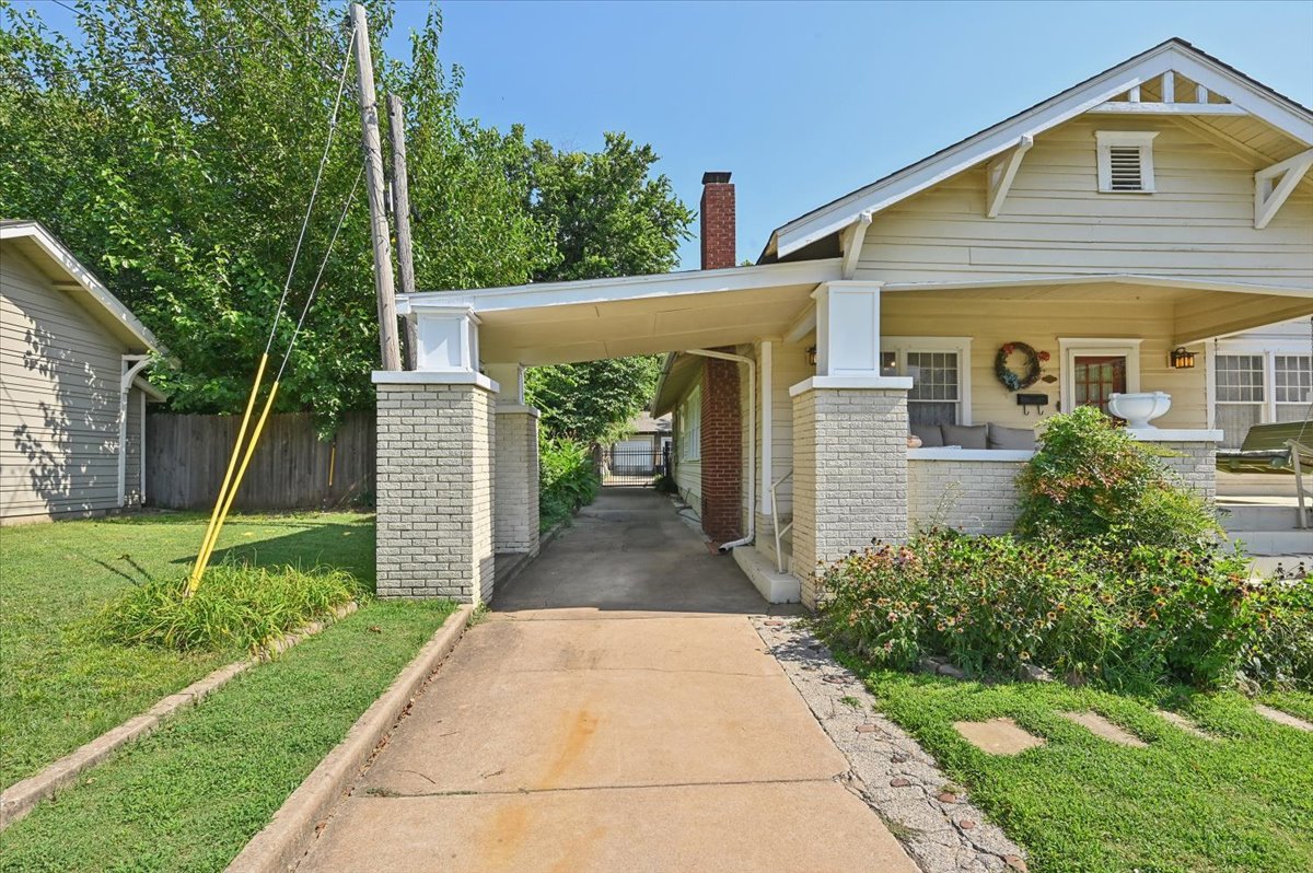 2115 E 17th Place Property Photo 2