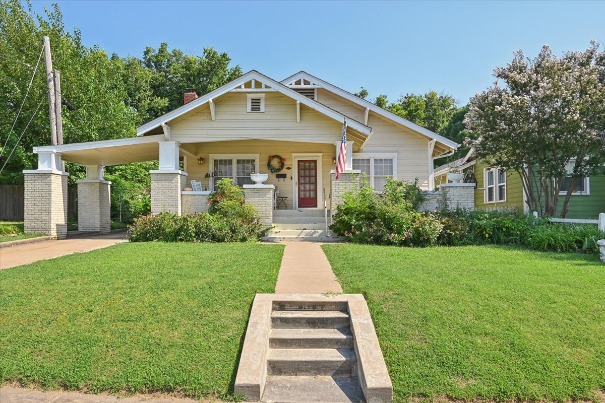 2115 E 17th Place Property Photo 3