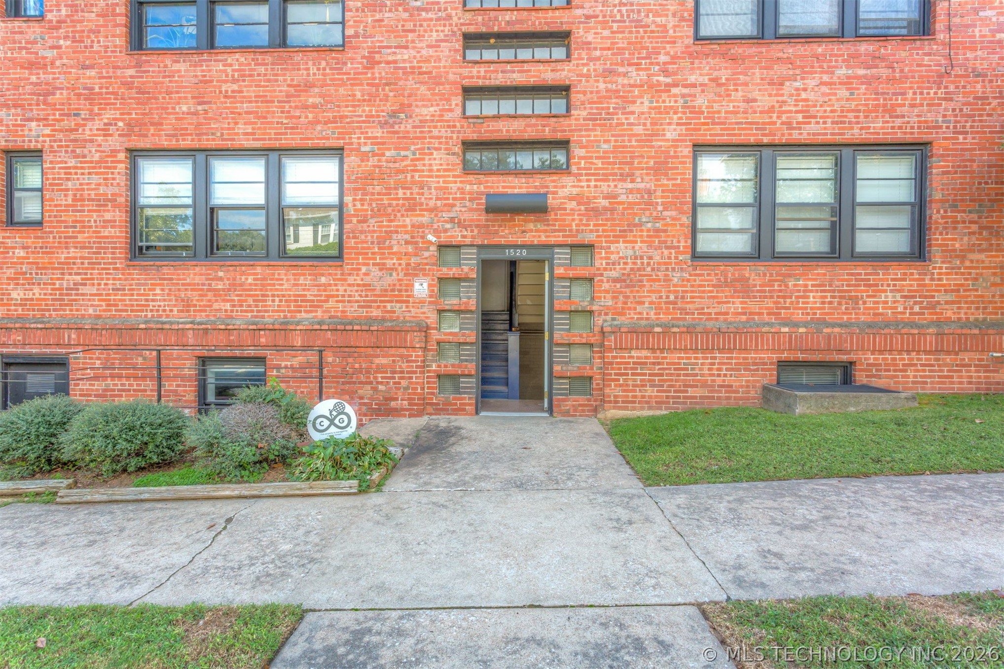 1520 E 17th Street E Property Photo 1