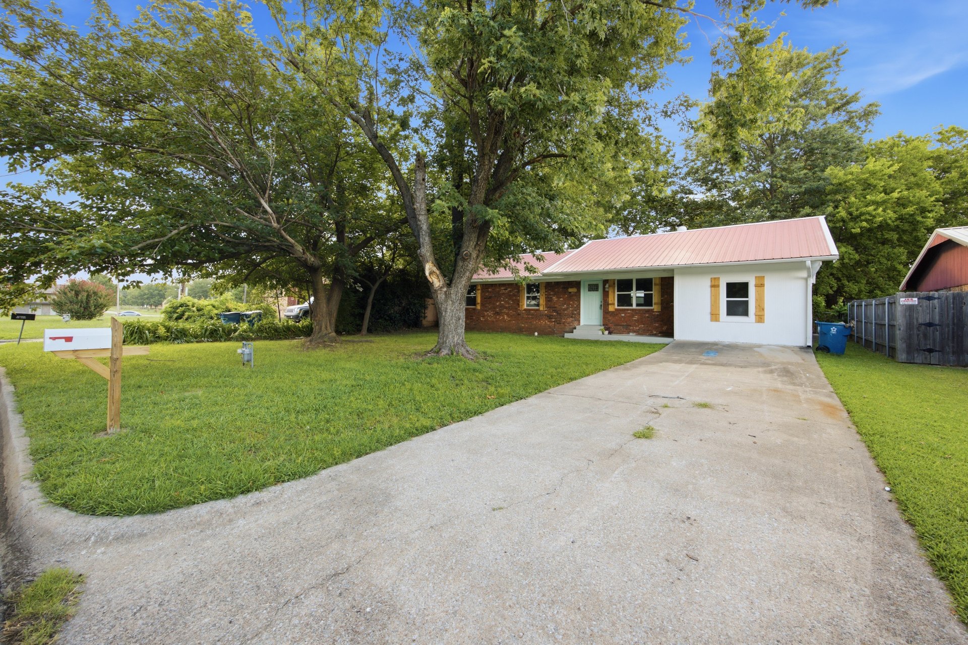 411 W Park Avenue Property Photo 1
