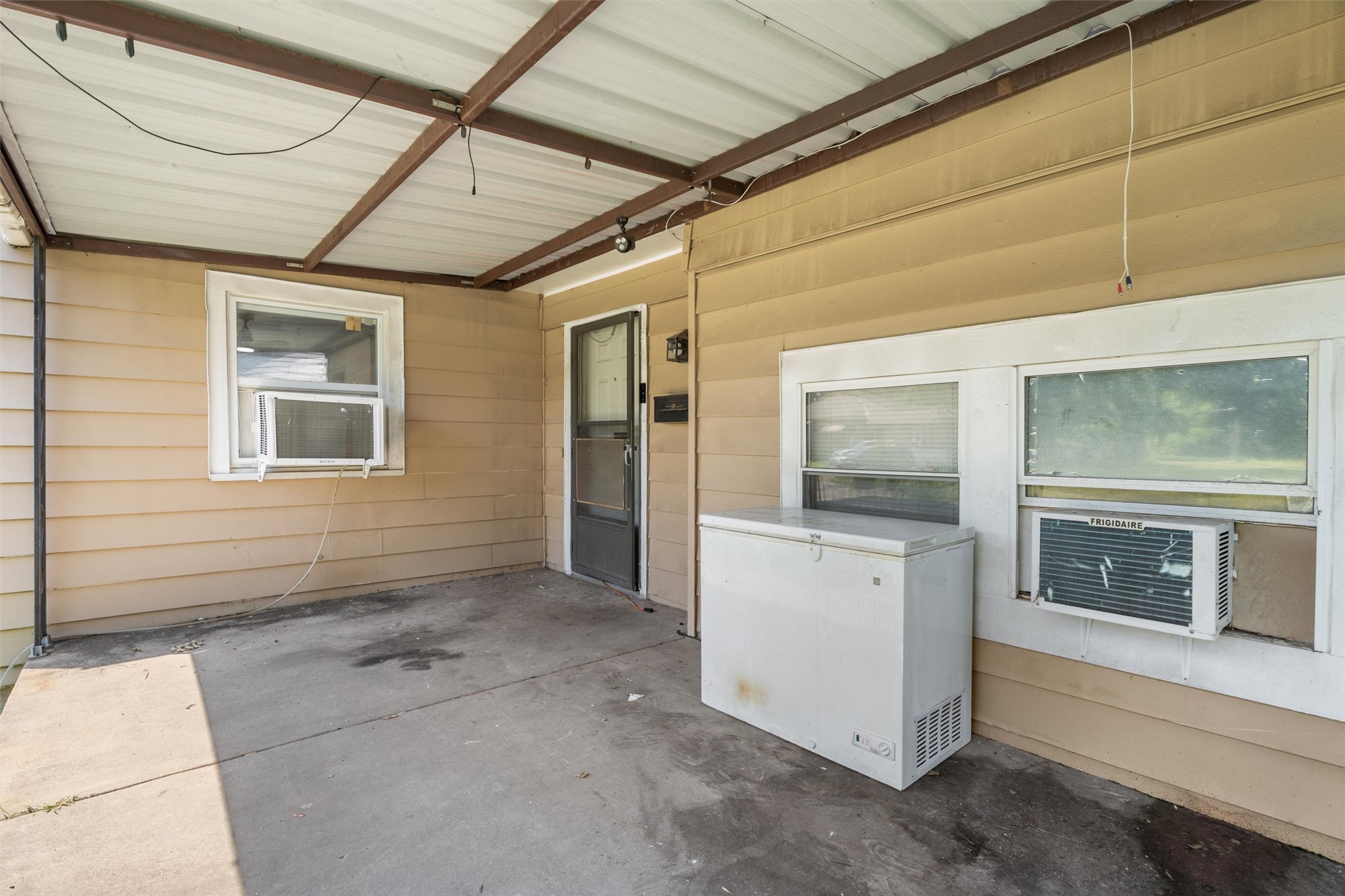 313 N Santa Fe Avenue Property Photo 4