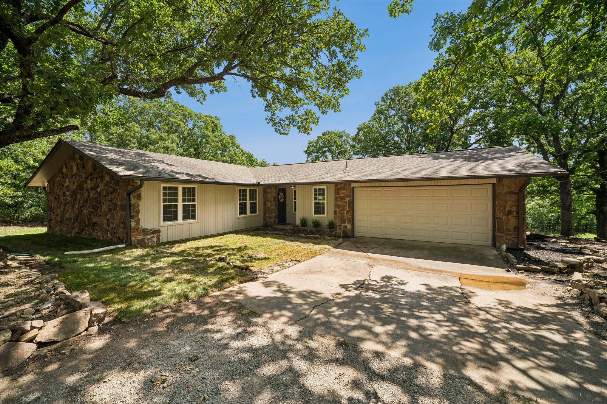 3199 N Mistletoe Road Property Photo 1