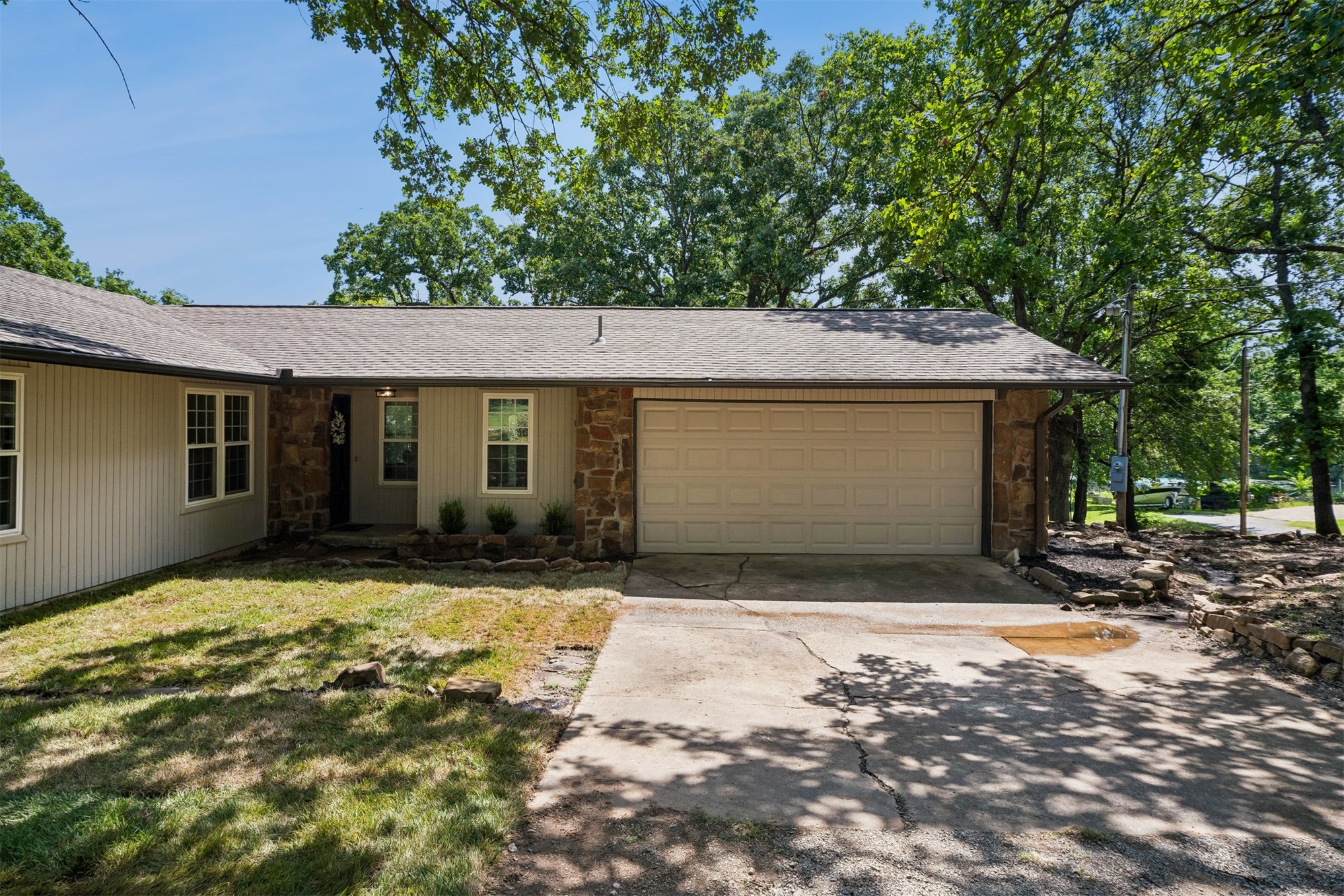 3199 N Mistletoe Road Property Photo 2