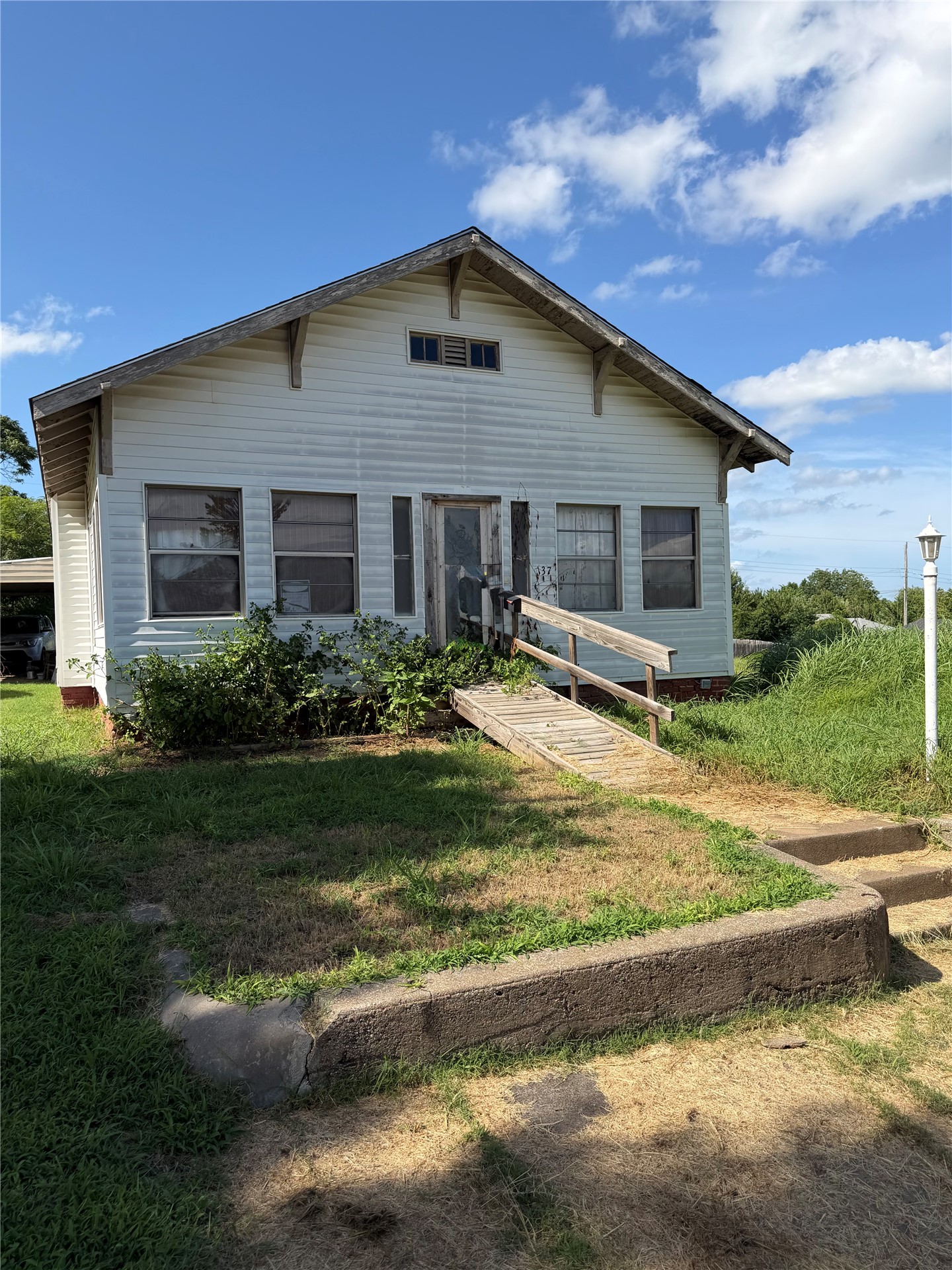 137 E Maple Street Property Photo 1